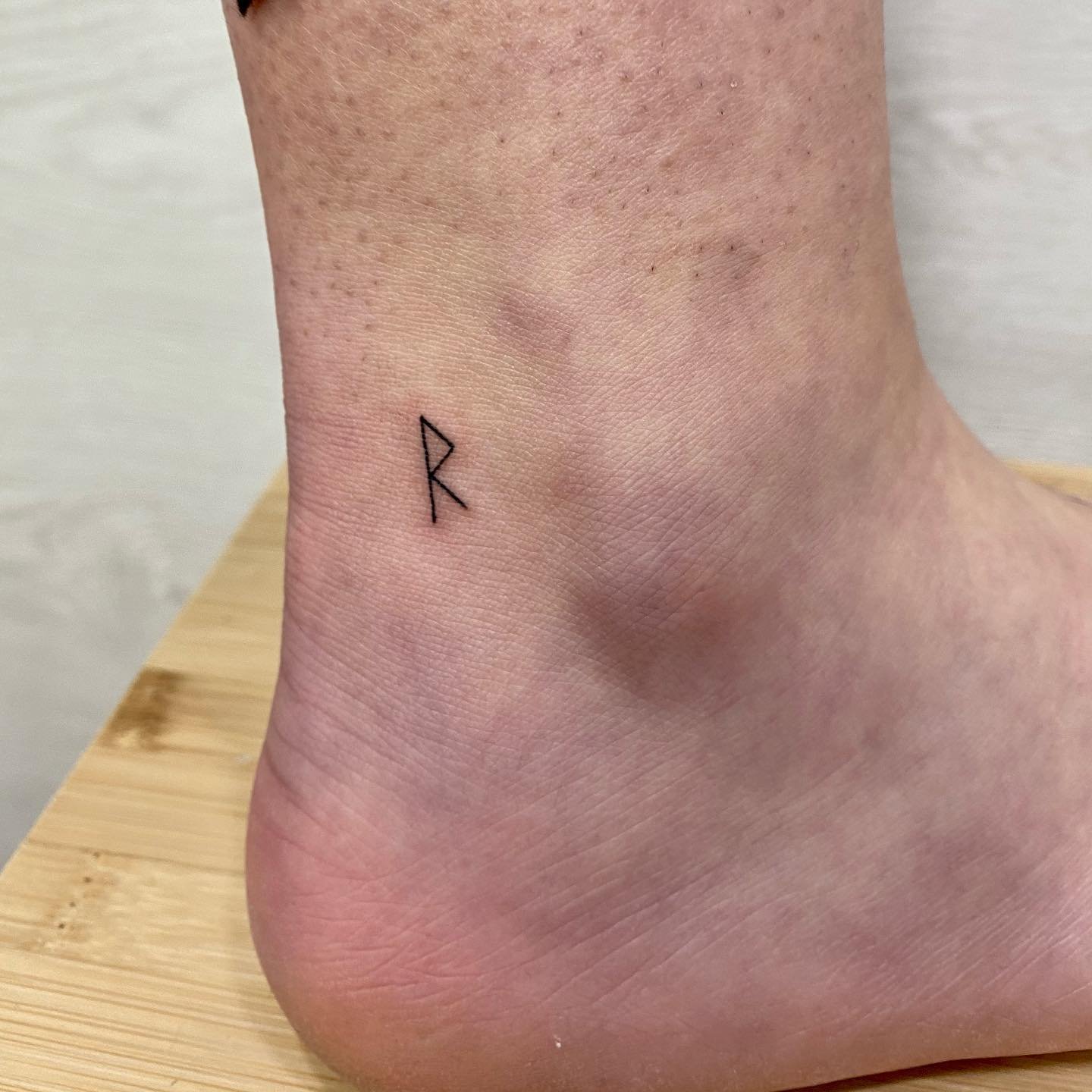 Tatuaje de geometrico en pie, línea fina Sinkply Madrid