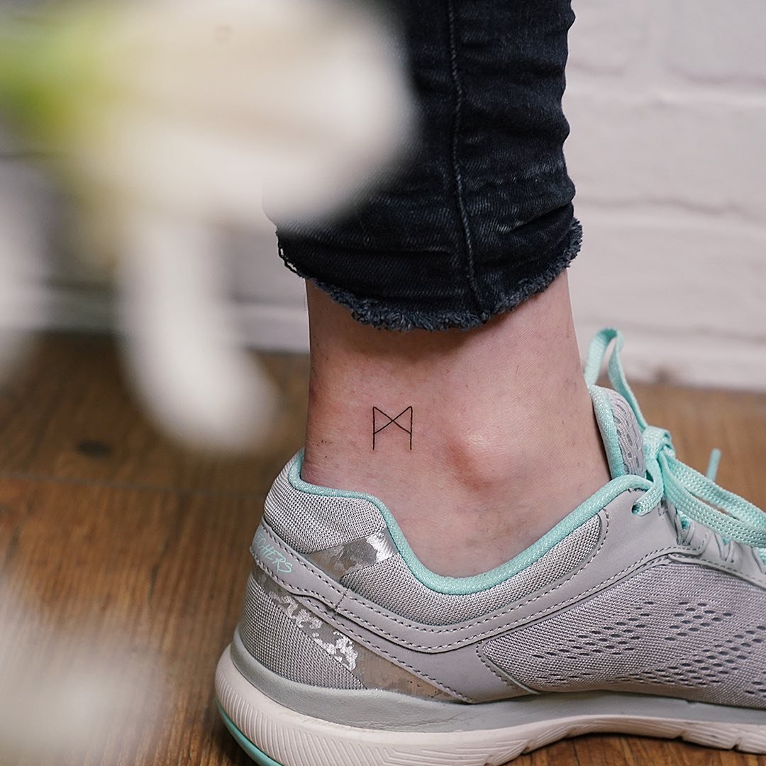 Tatuaje de geometrico en pie, línea fina Sinkply Madrid