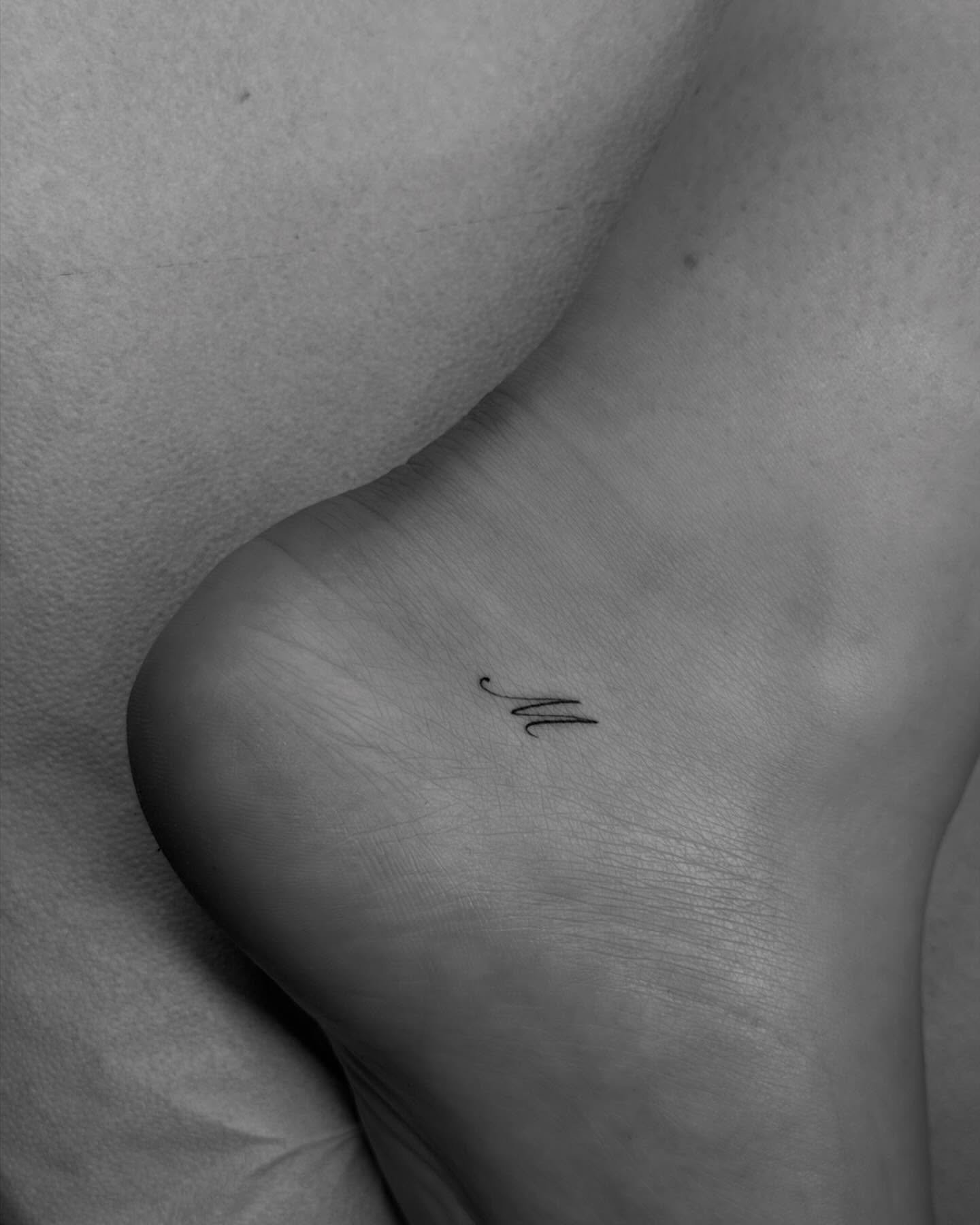 Tatuaje de geometrico en pie, línea fina Sinkply Madrid
