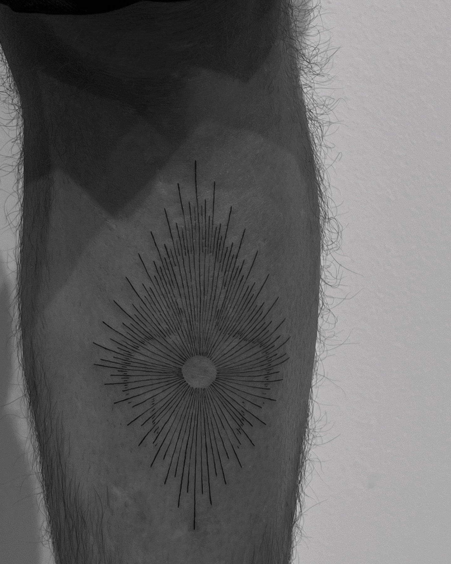 Tatuaje de geometrico en pierna, línea fina Sinkply Madrid