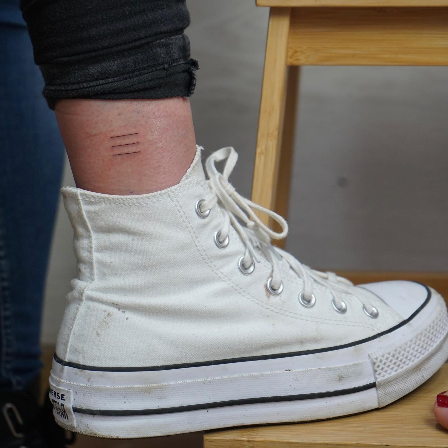 Tatuaje de geometrico en tobillo, línea fina Sinkply Madrid