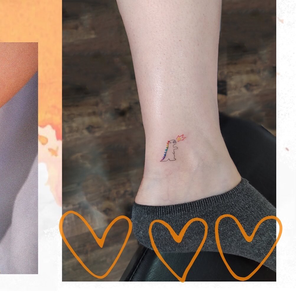 Tatuaje de geometrico en tobillo, línea fina Sinkply Madrid