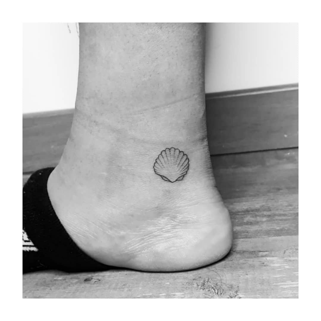 Tatuaje de geometrico en tobillo, línea fina Sinkply Madrid