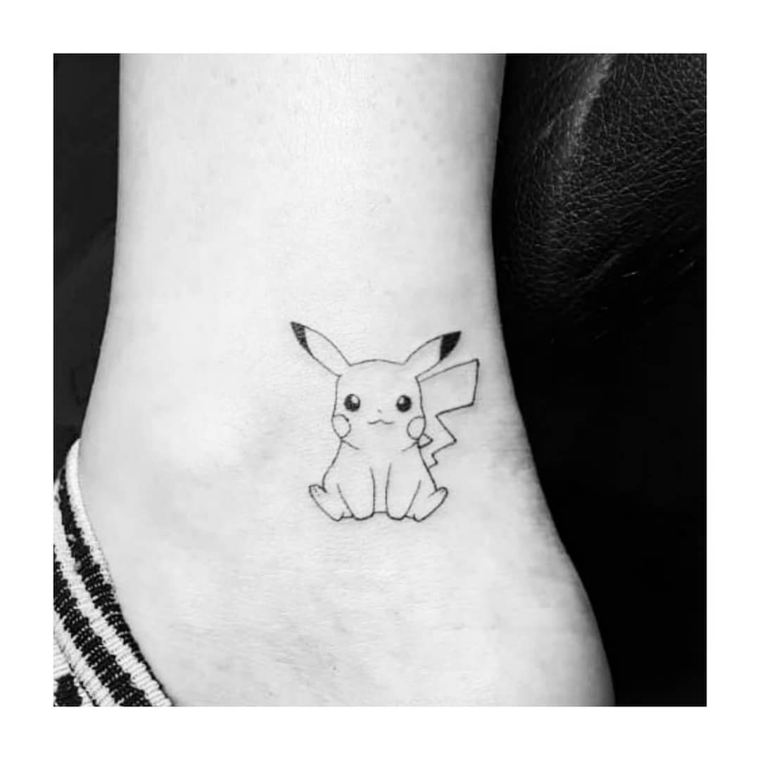 Tatuaje de geometrico en tobillo, línea fina Sinkply Madrid