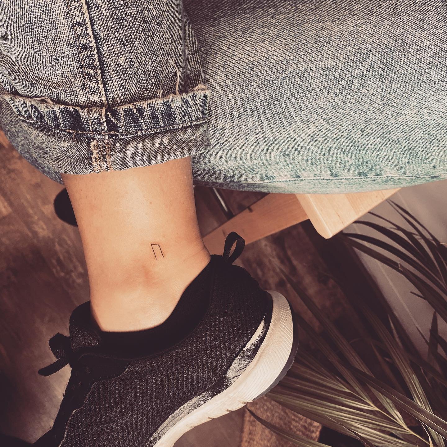 Tatuaje de geometrico en tobillo, línea fina Sinkply Madrid