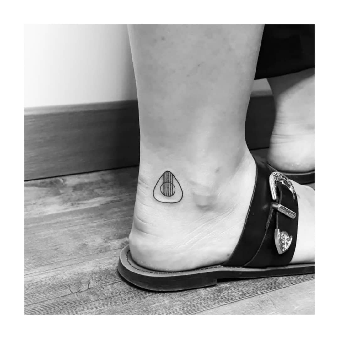 Tatuaje de geometrico en tobillo, línea fina Sinkply Madrid