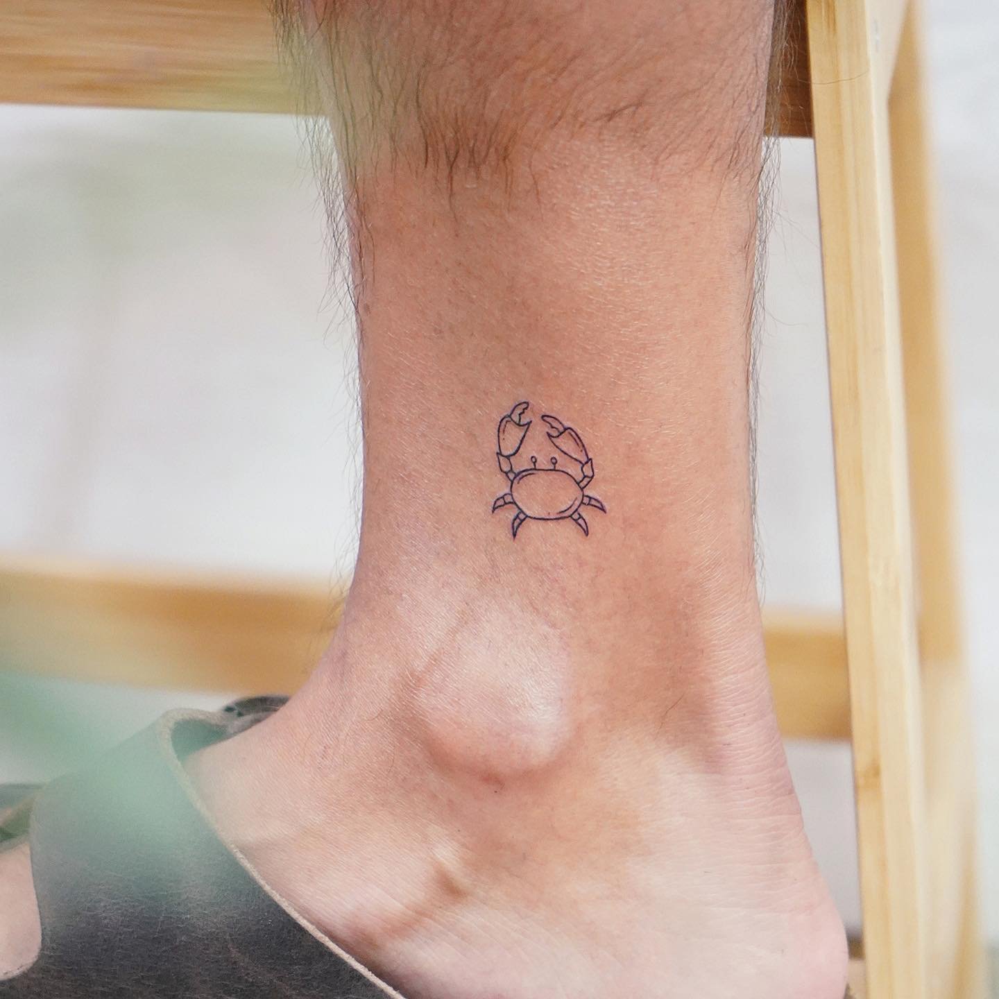 Tatuaje de geometrico en tobillo, línea fina Sinkply Madrid
