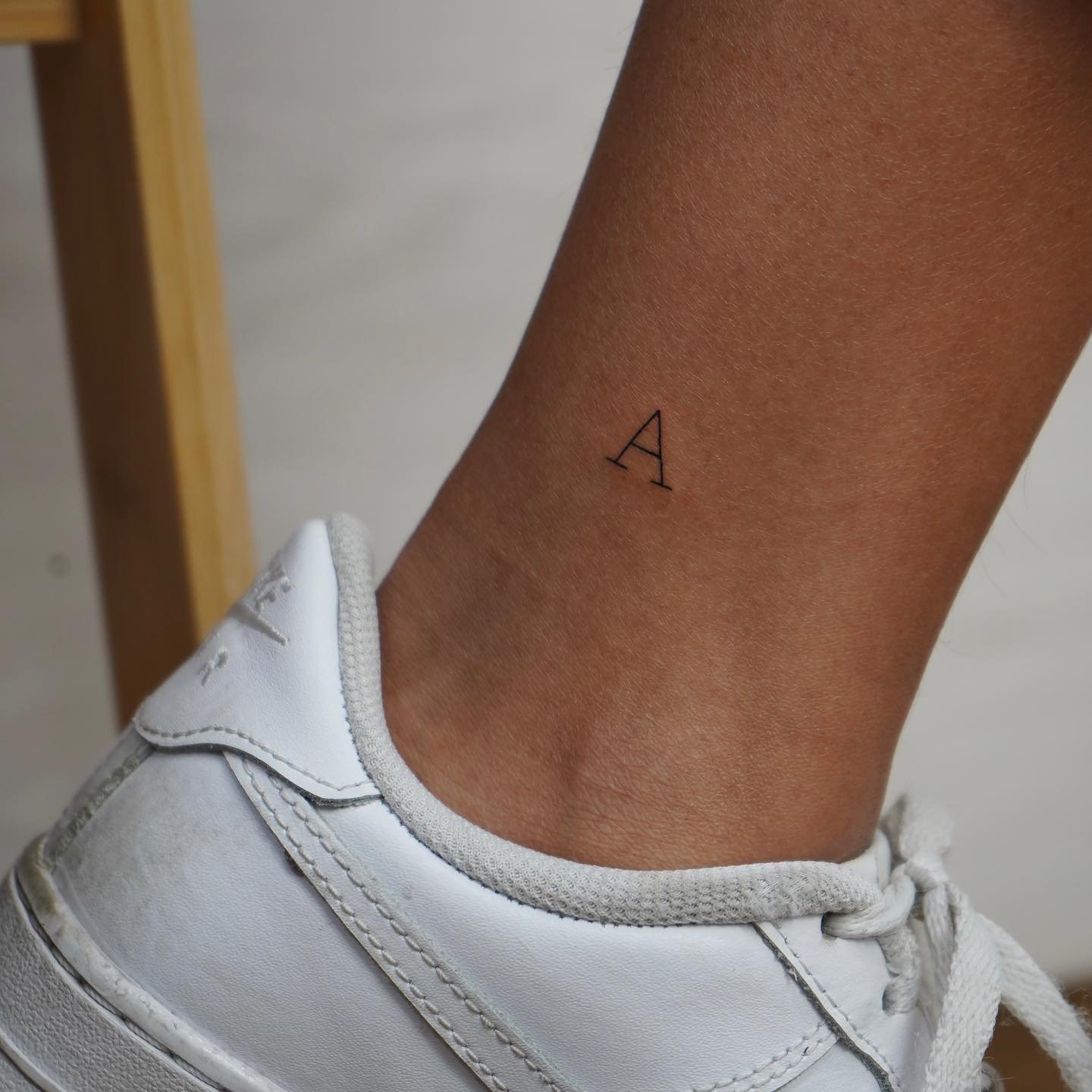 Tatuaje de geometrico en tobillo, línea fina Sinkply Madrid