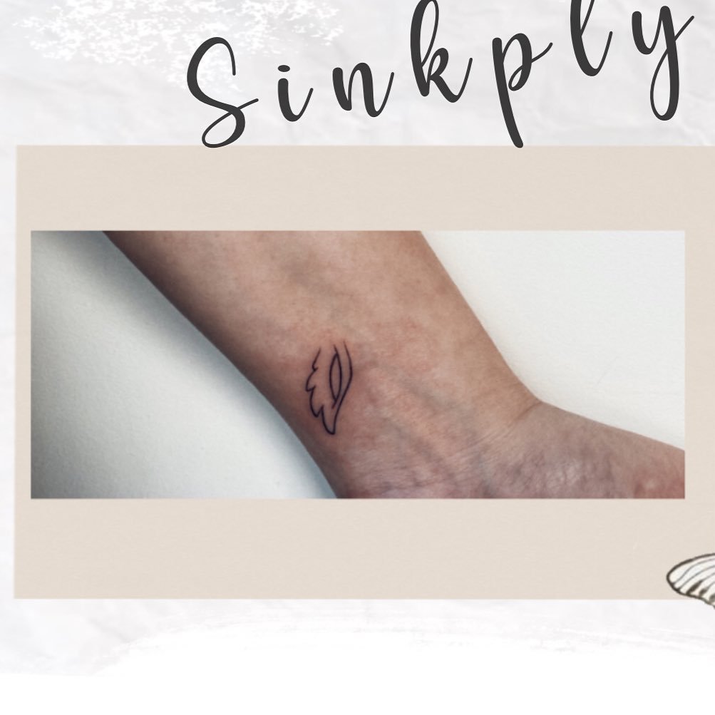 Tatuaje de geometrico en tobillo, línea fina Sinkply Madrid
