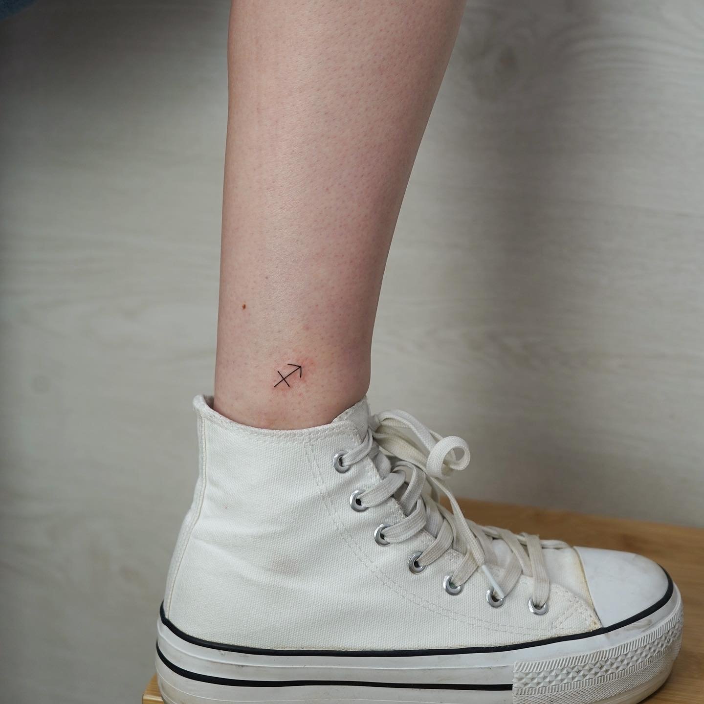 Tatuaje de geometrico en tobillo, línea fina Sinkply Madrid