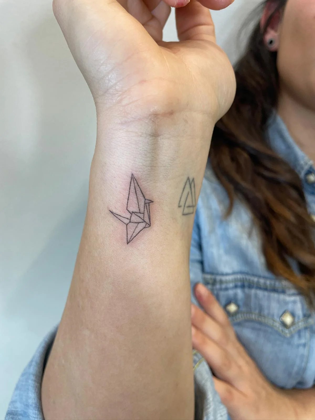 Tatuaje geometrico grulla origami geometrica antebrazo