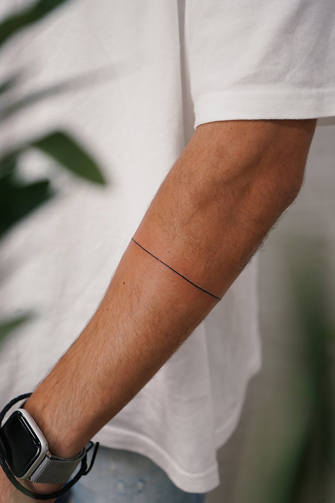Tatuaje de linea brazo en brazo, línea fina
