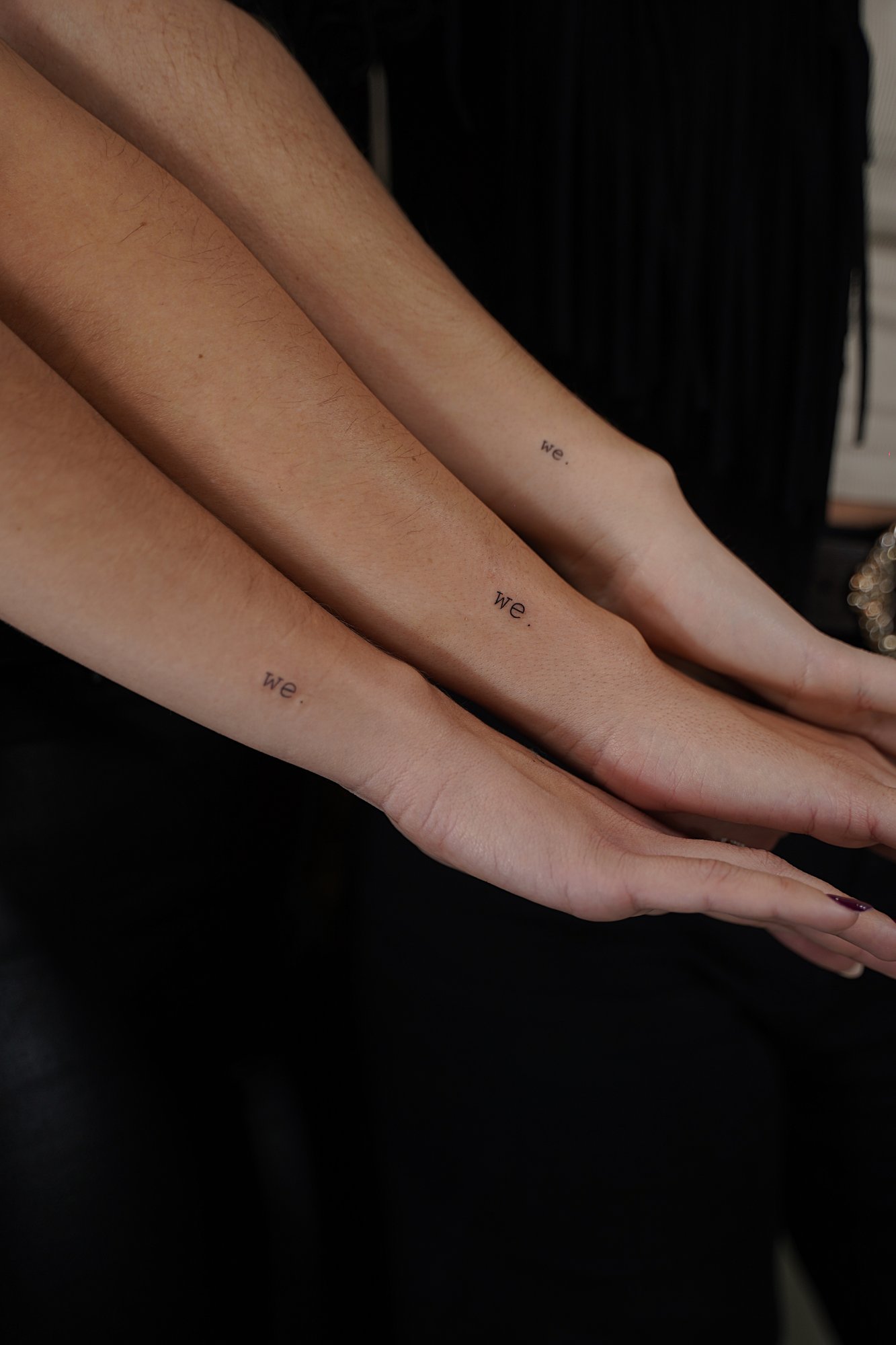 Tatuaje de linea roja en muneca, línea fina