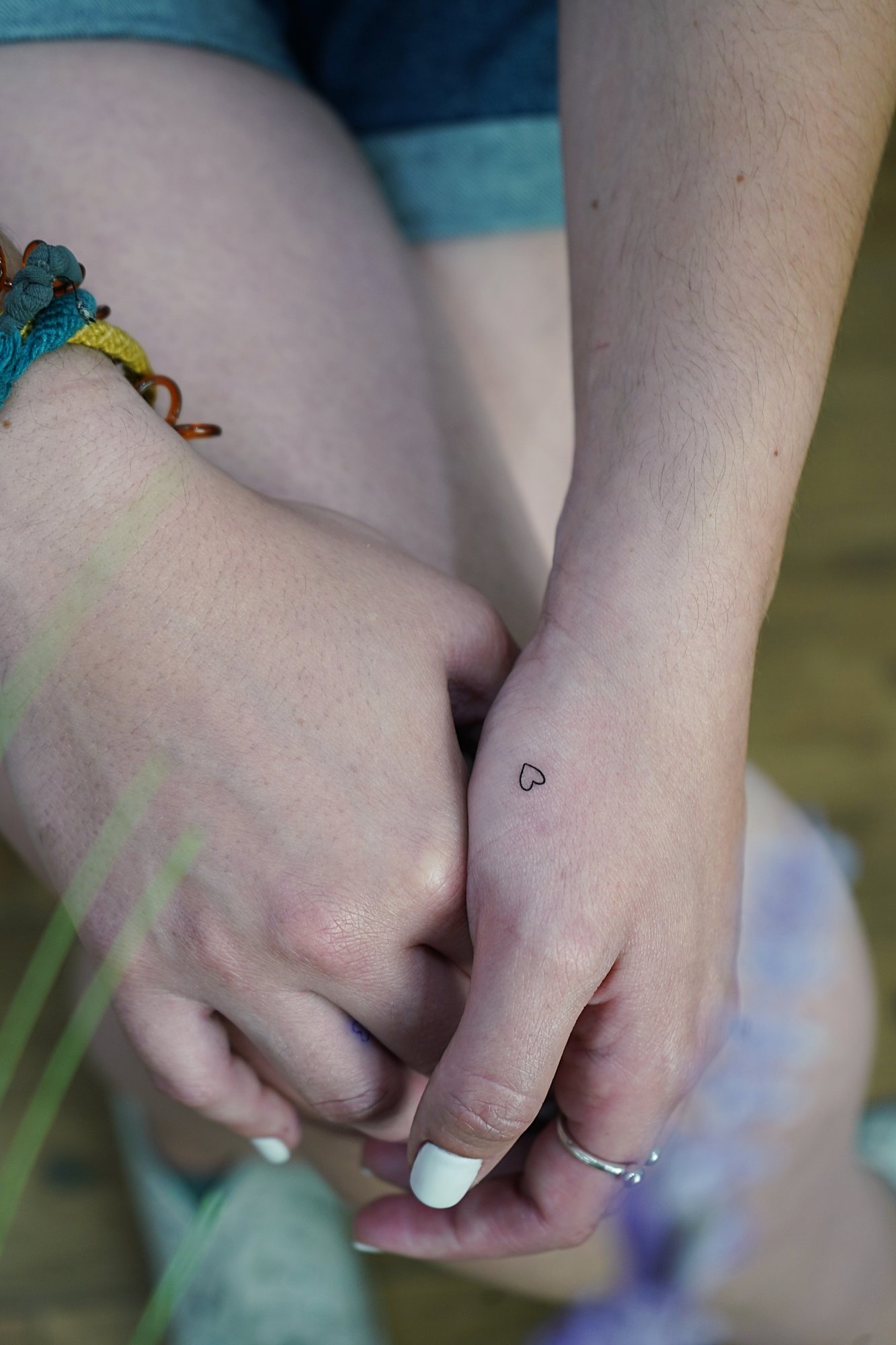 Tatuaje de linea en dedo, línea fina