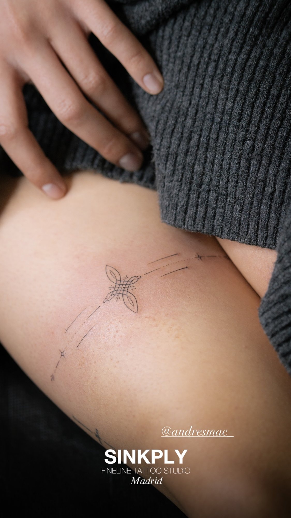 Tatuaje de ornamentos lineas en pierna, línea fina