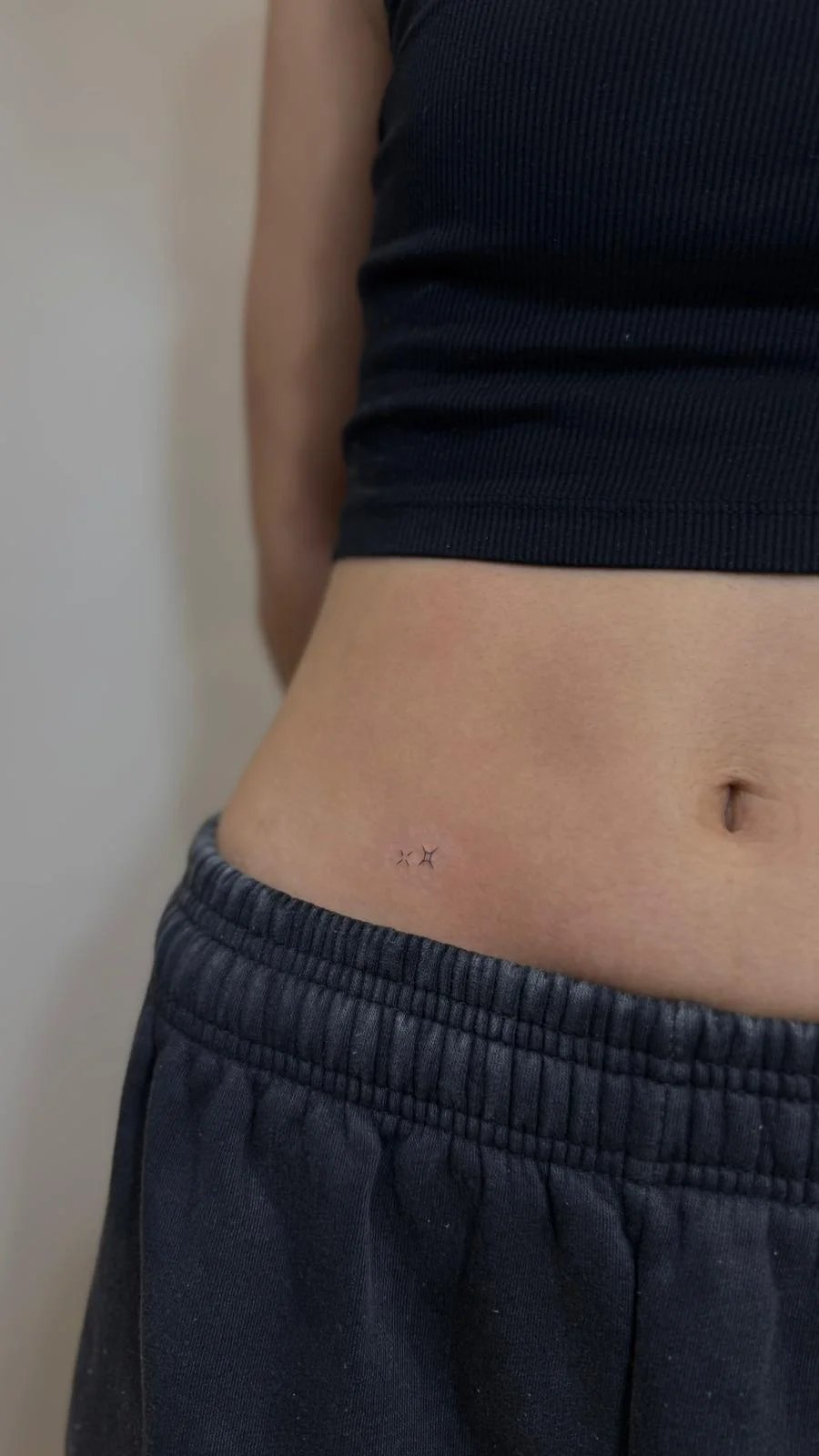 Tatuaje simbolo geometrico minimalista costillas