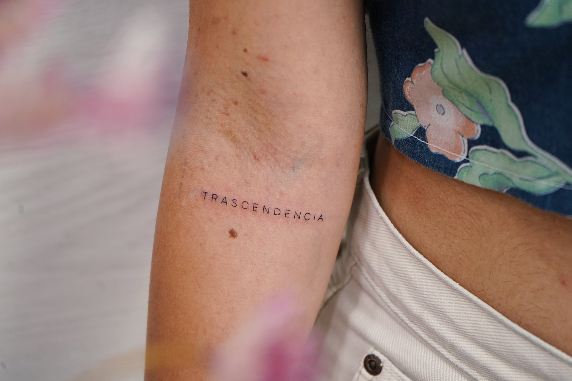 Tatuaje de tres puntos en pecho, línea fina