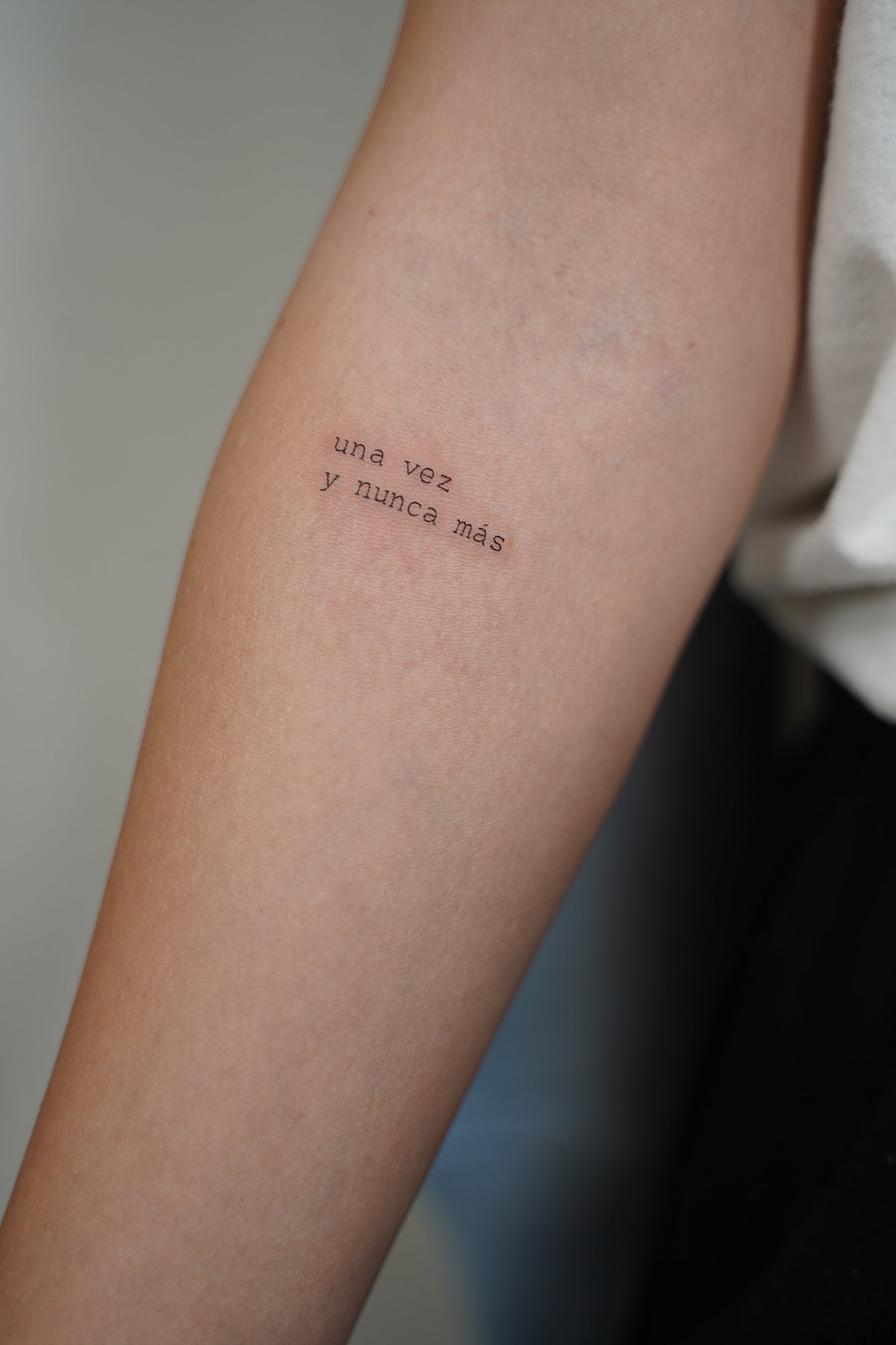 Tatuaje de triangulo ola en zona desconocida, línea fina