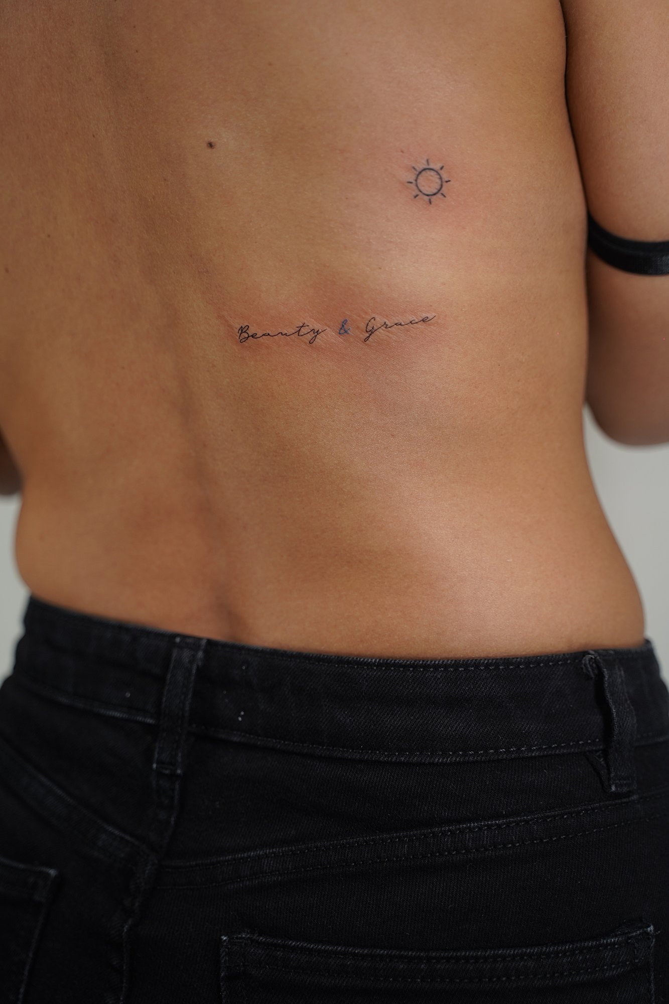 Tatuaje de triangulos cola ballena en costilla, línea fina