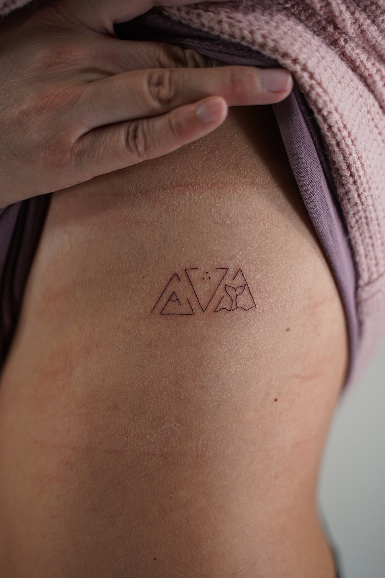 Tatuaje de triangulos cola ballena en zona desconocida, línea fina