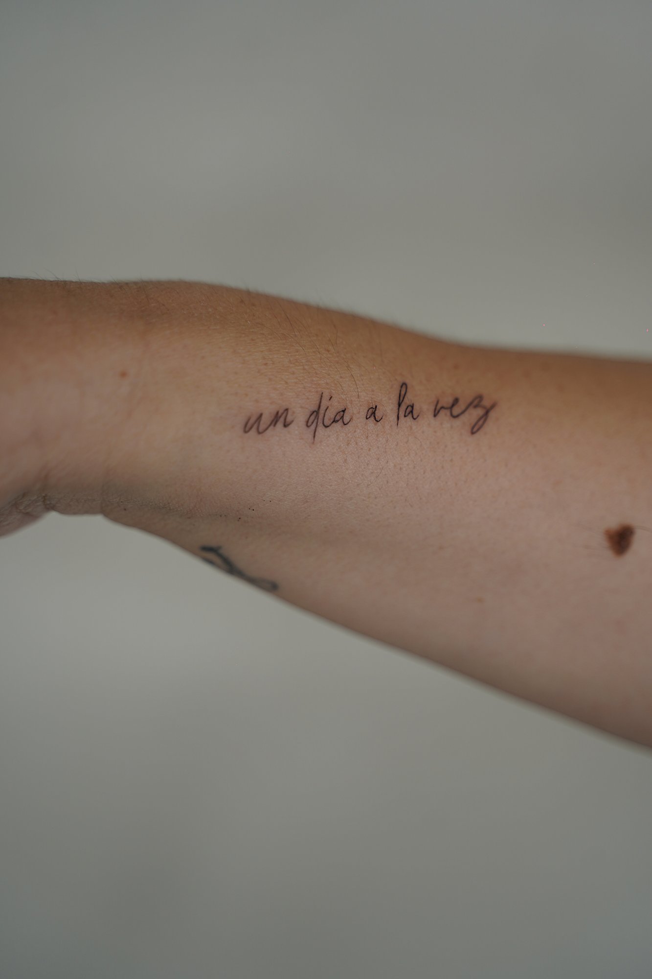 Tatuaje de triangulos en zona desconocida, línea fina