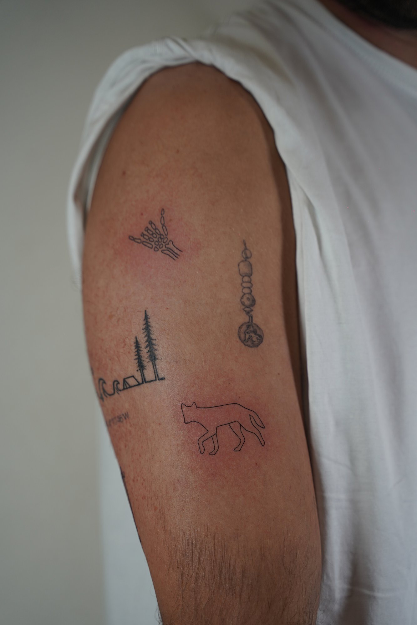 Tatuaje de triangulos en zona desconocida, línea fina