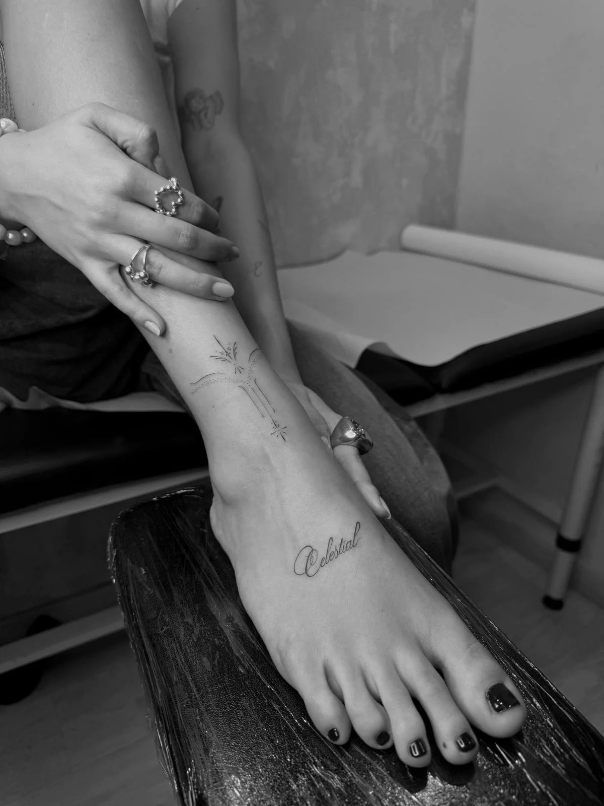 Tatuaje letras-frases celestial cursiva floral pie