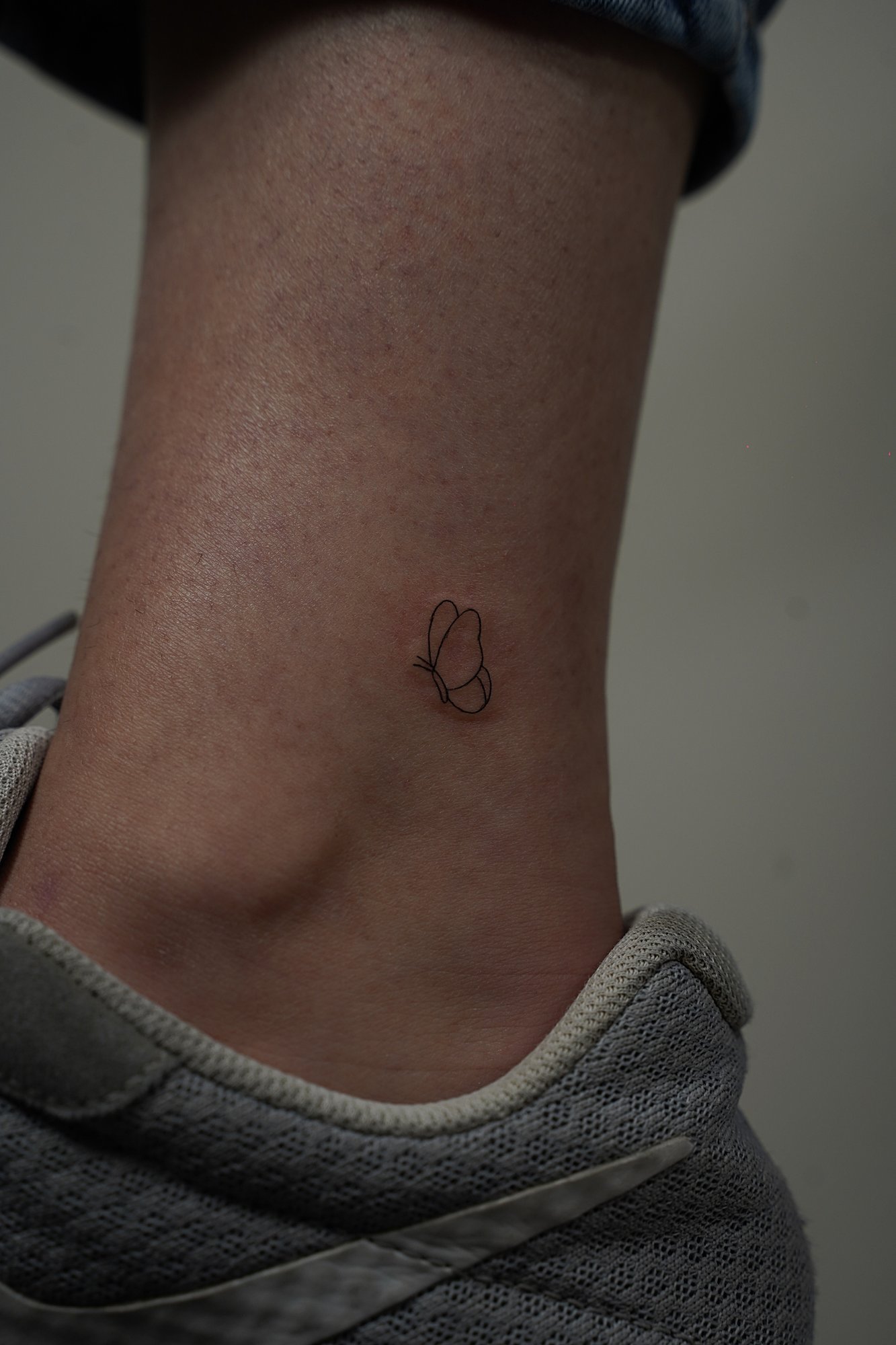 Tatuaje de coordenadas en costilla, línea fina
