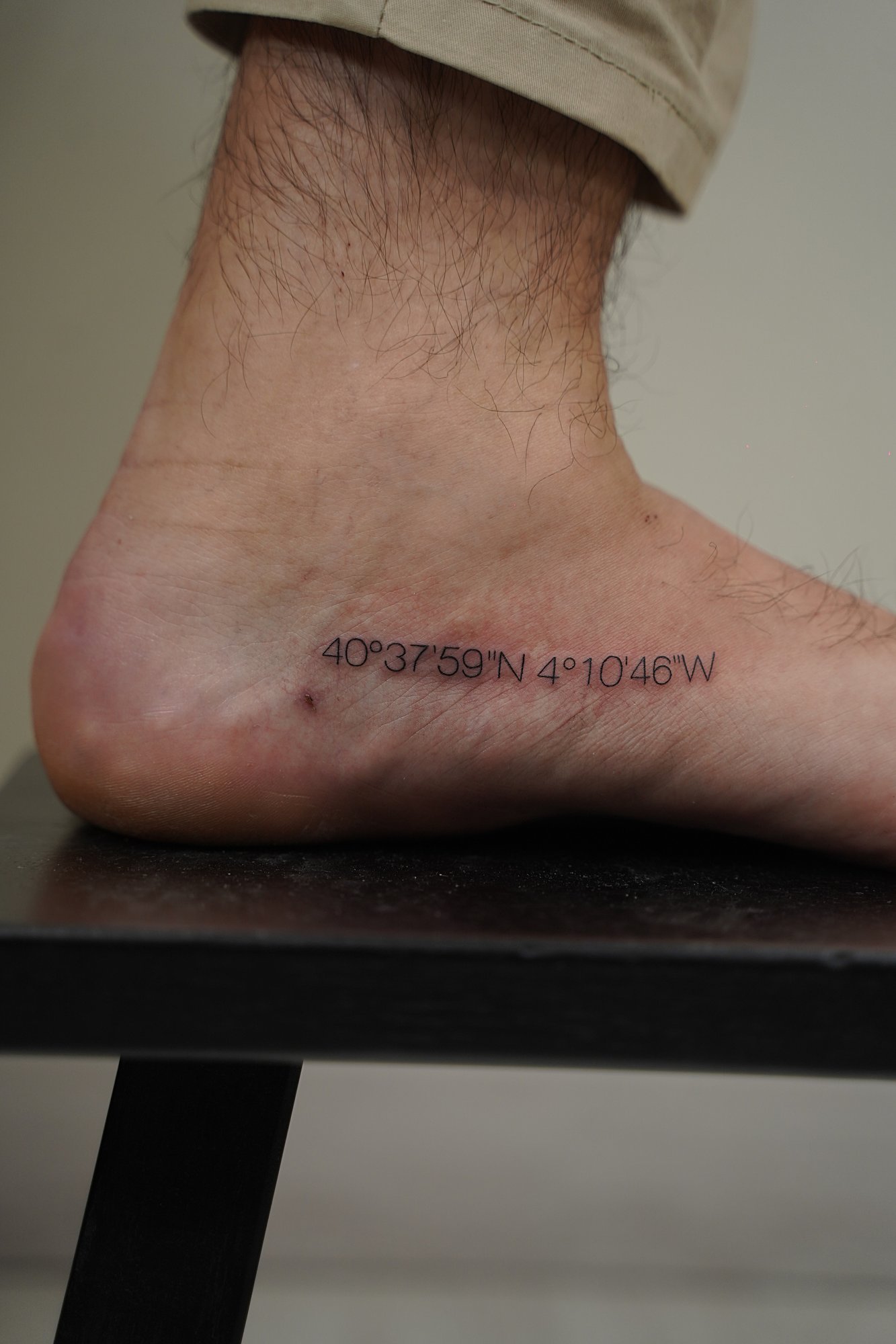 Tatuaje de coordenadas en pie, línea fina