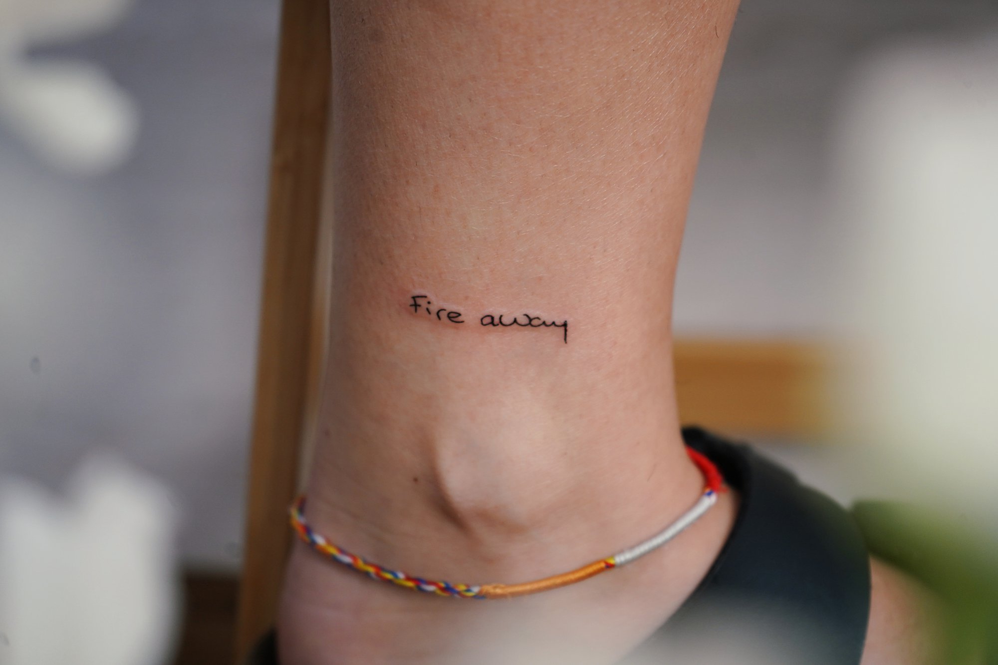 Tatuaje de coordenadas en tobillo, línea fina