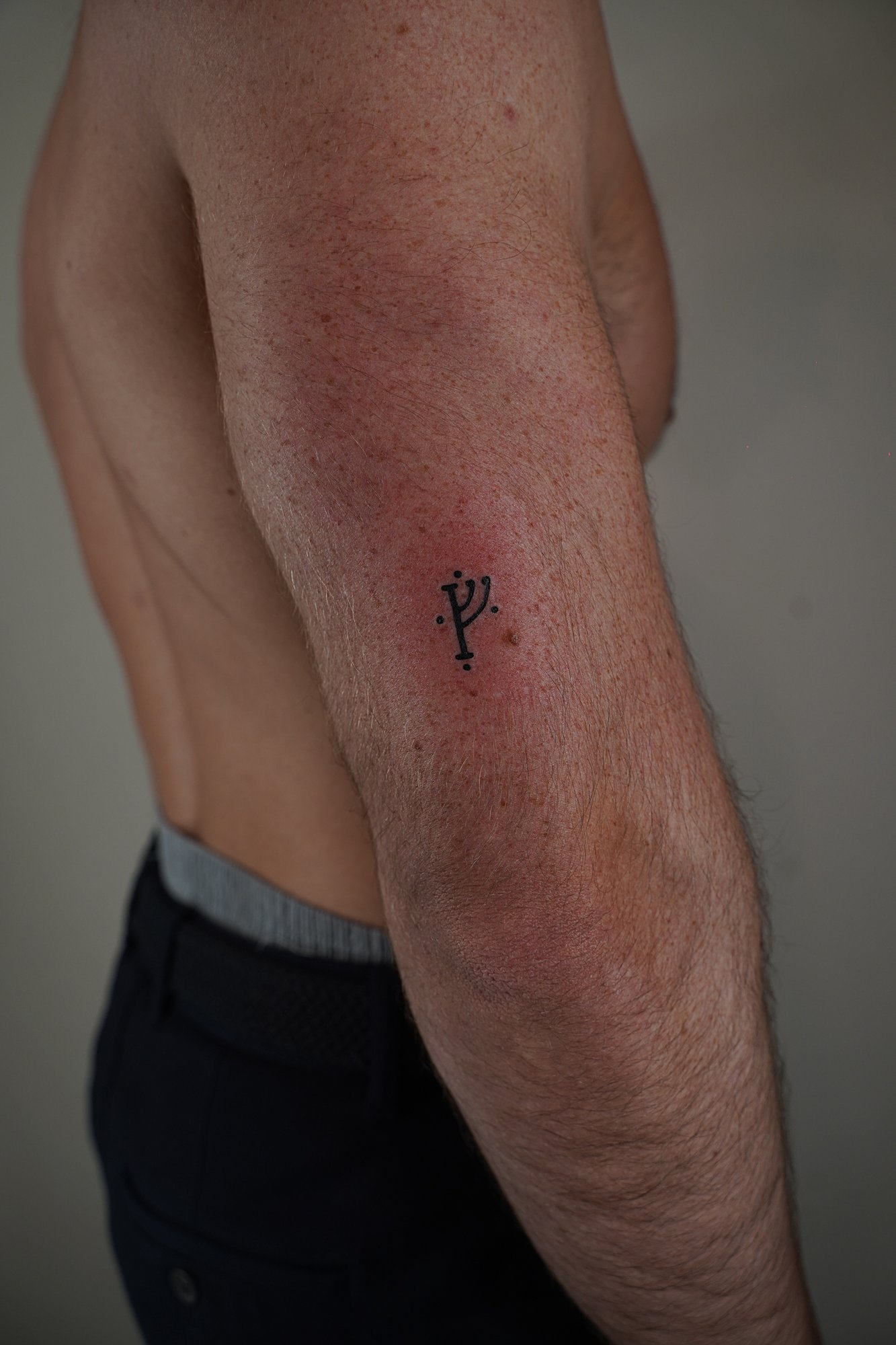 Tatuaje de coordenadas en tobillo, línea fina