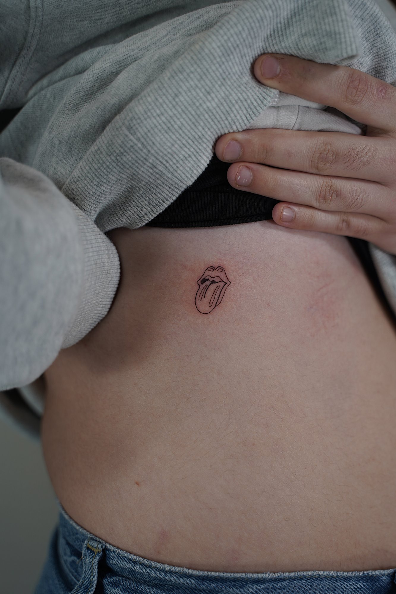 Tatuaje de coordenadas en zona desconocida, línea fina
