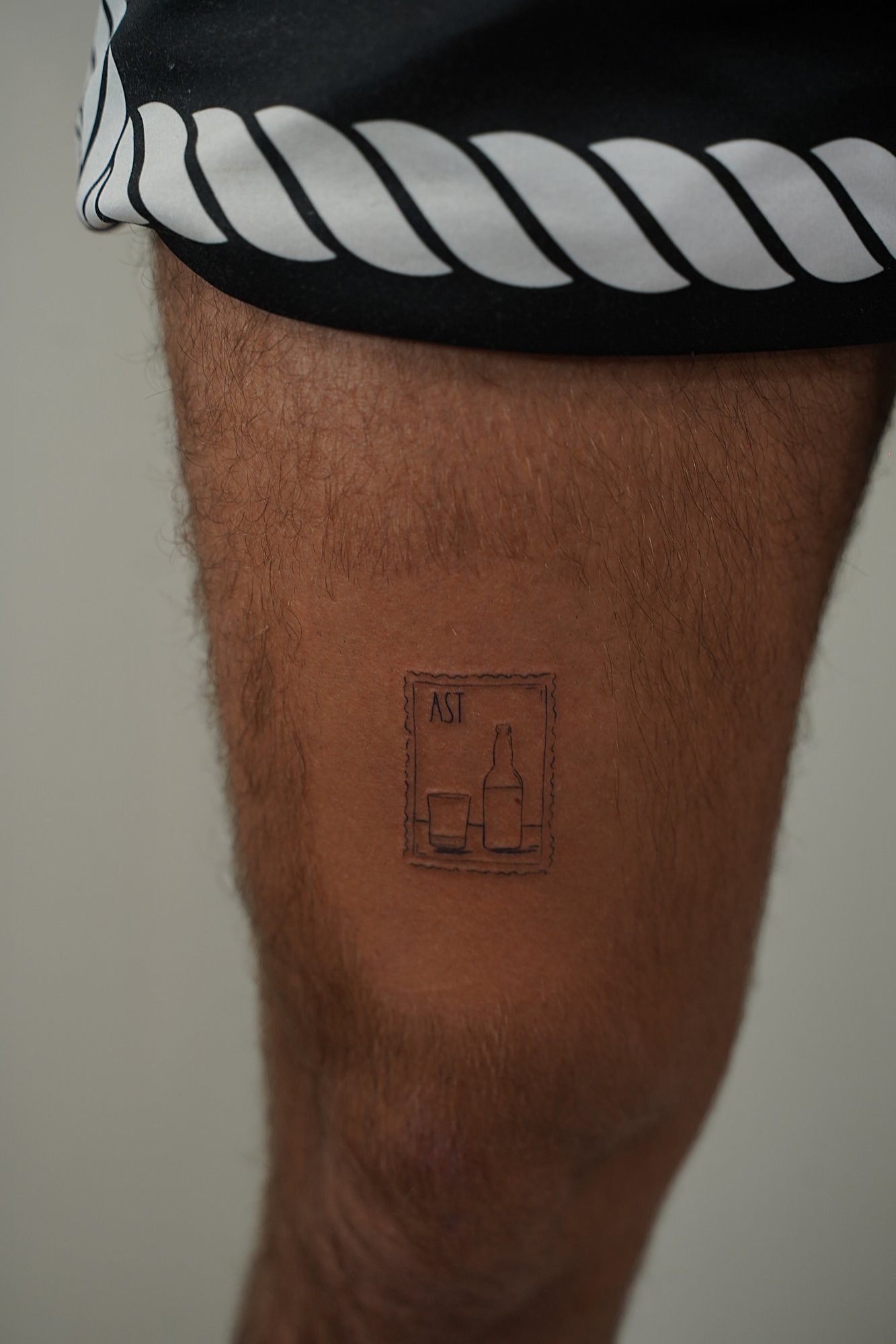 Tatuaje de corazon nombre en costilla, línea fina