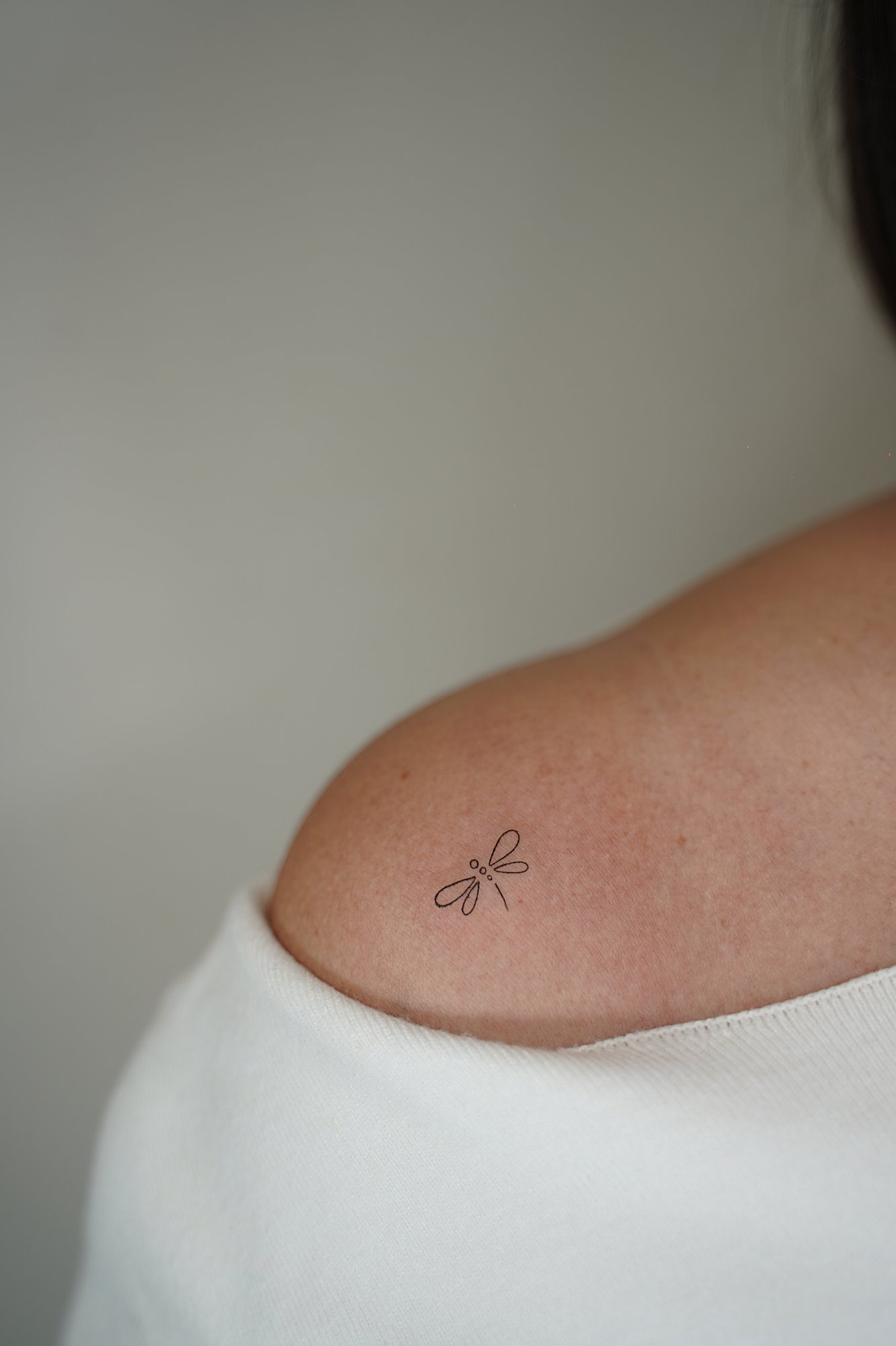 Tatuaje de dos letras en zona desconocida, línea fina