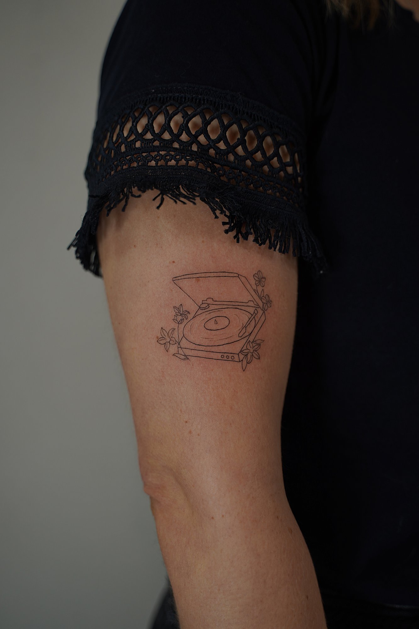 Tatuaje de dos letras en zona desconocida, línea fina