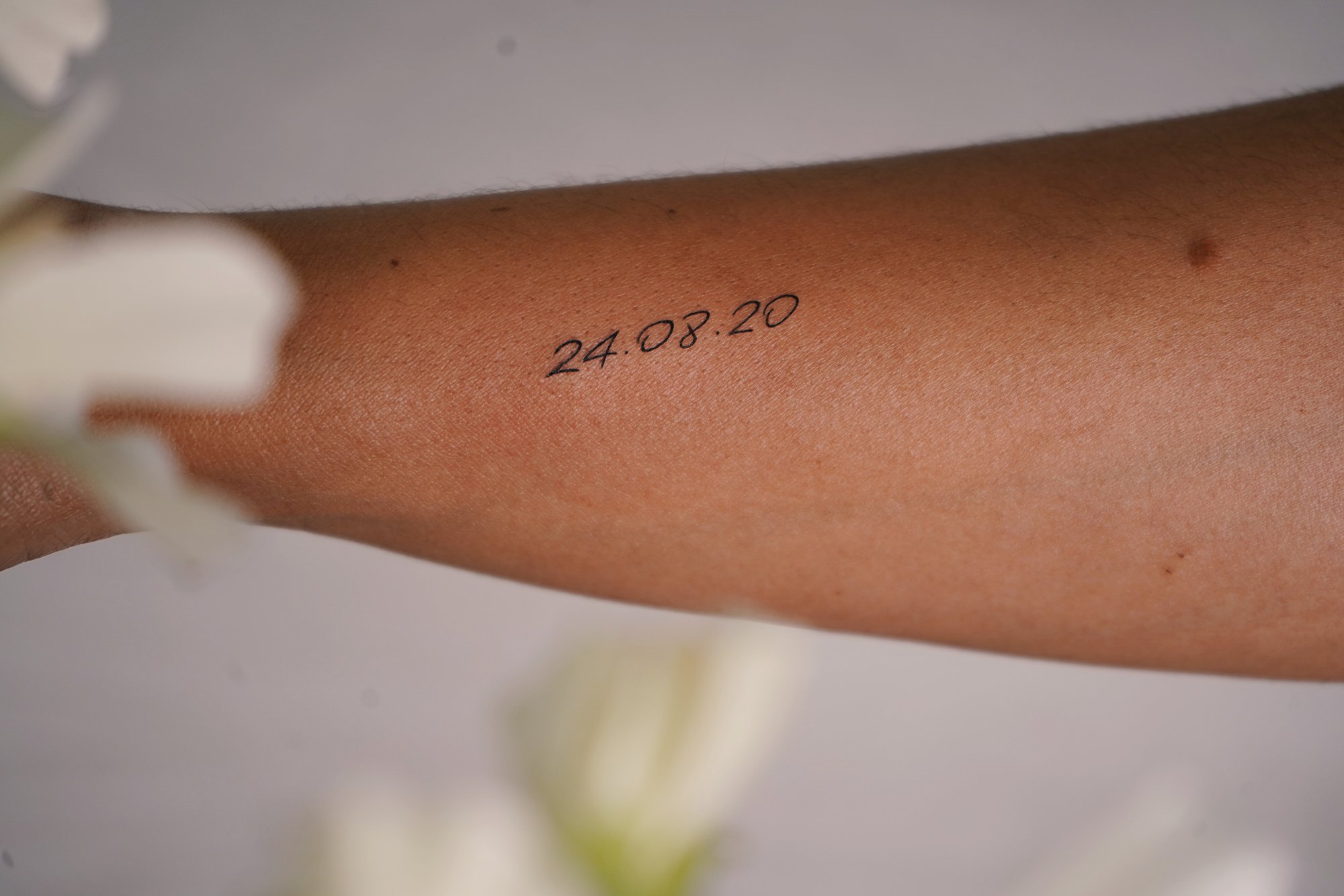 Tatuaje de fecha en zona desconocida, línea fina