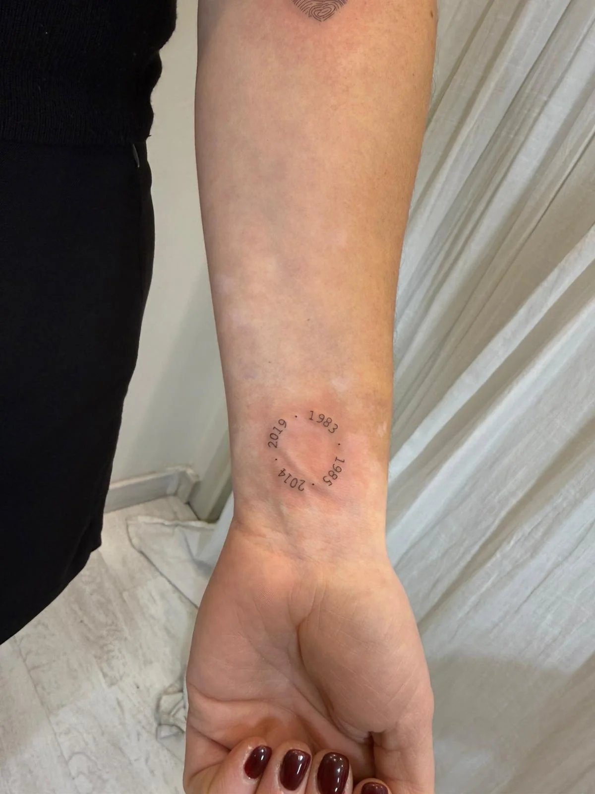 Tatuaje letras-frases fechas numeros dispersos antebrazo
