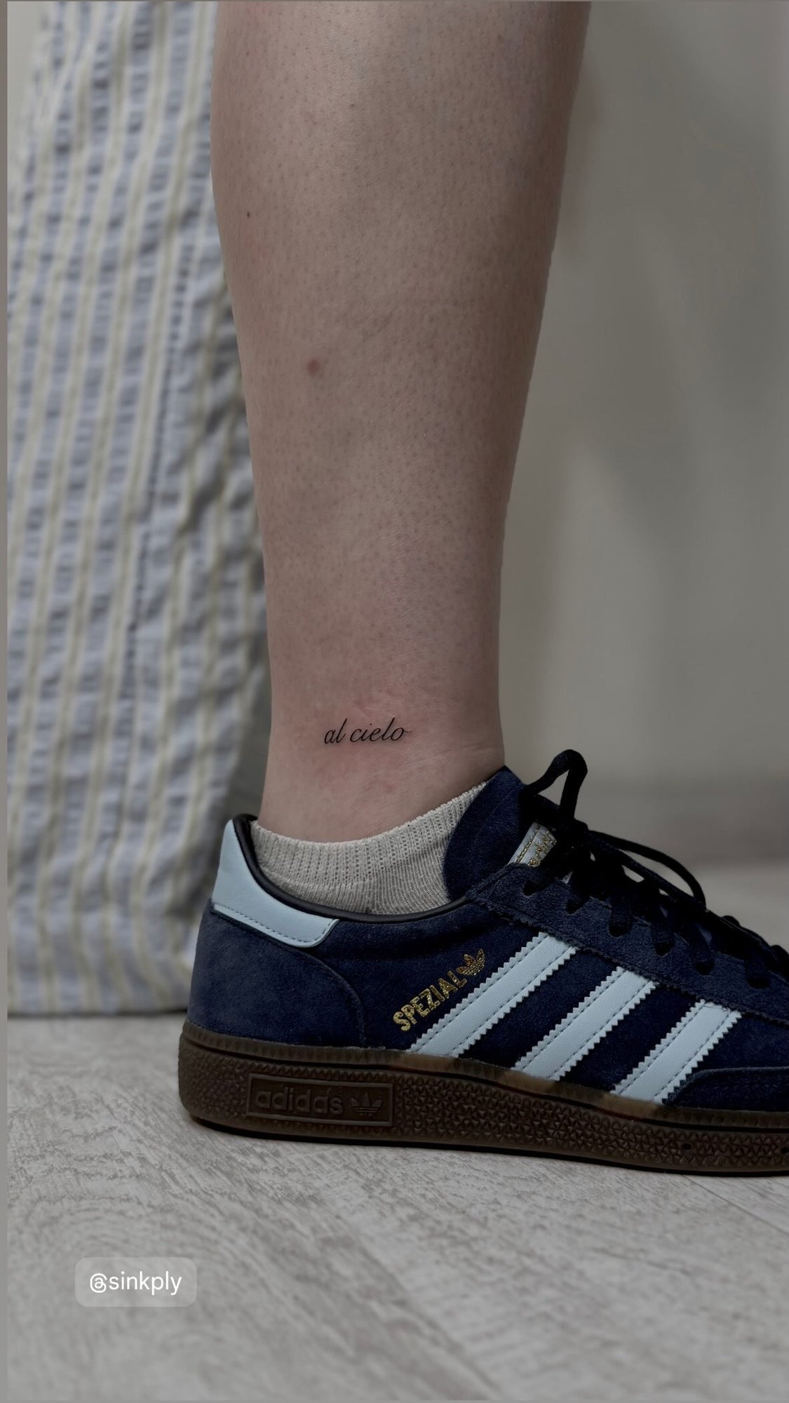 Tatuaje de frase al cielo cursiva en tobillo, línea fina