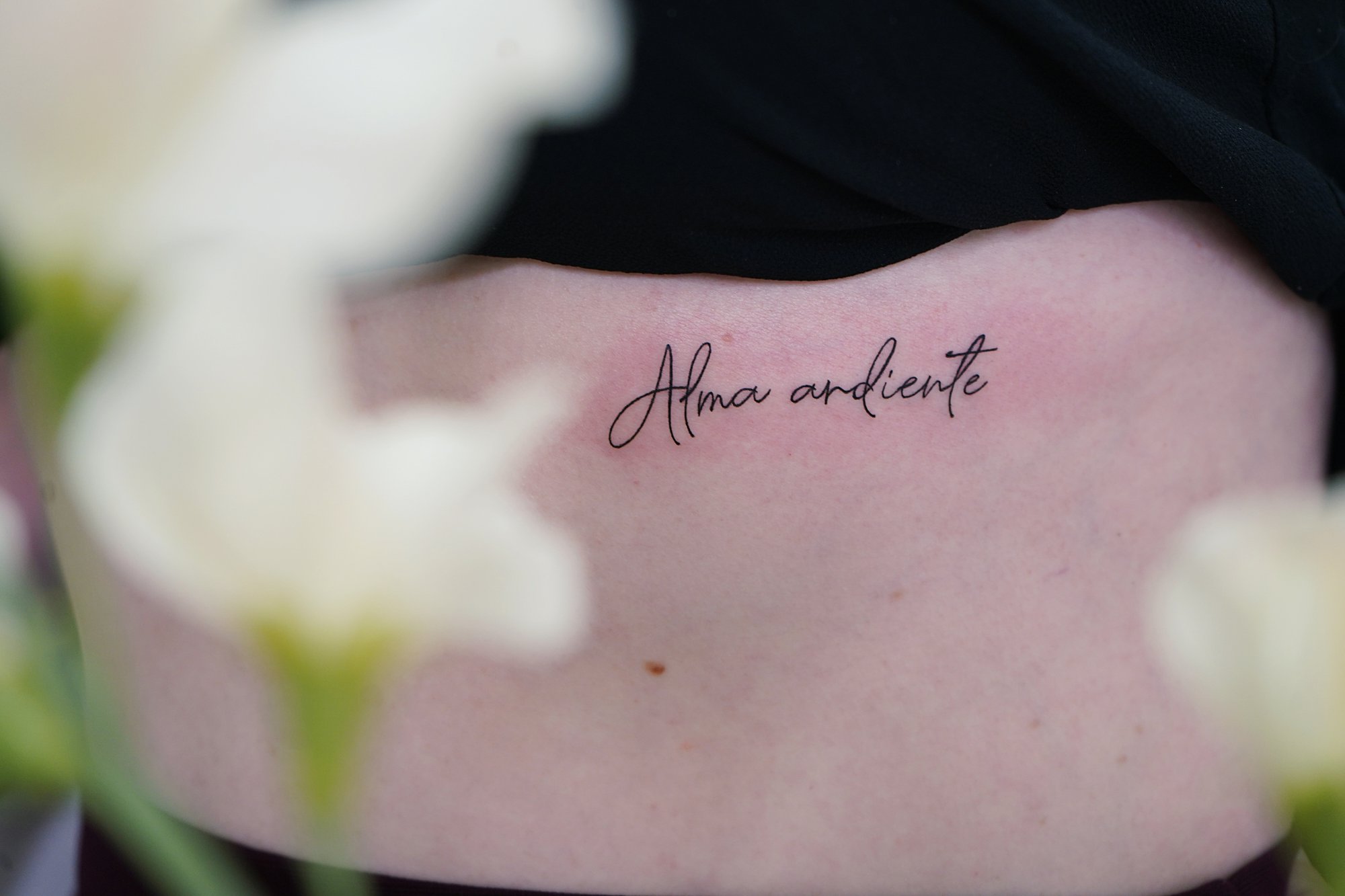 Tatuaje de frase alma ardiente en costilla, línea fina