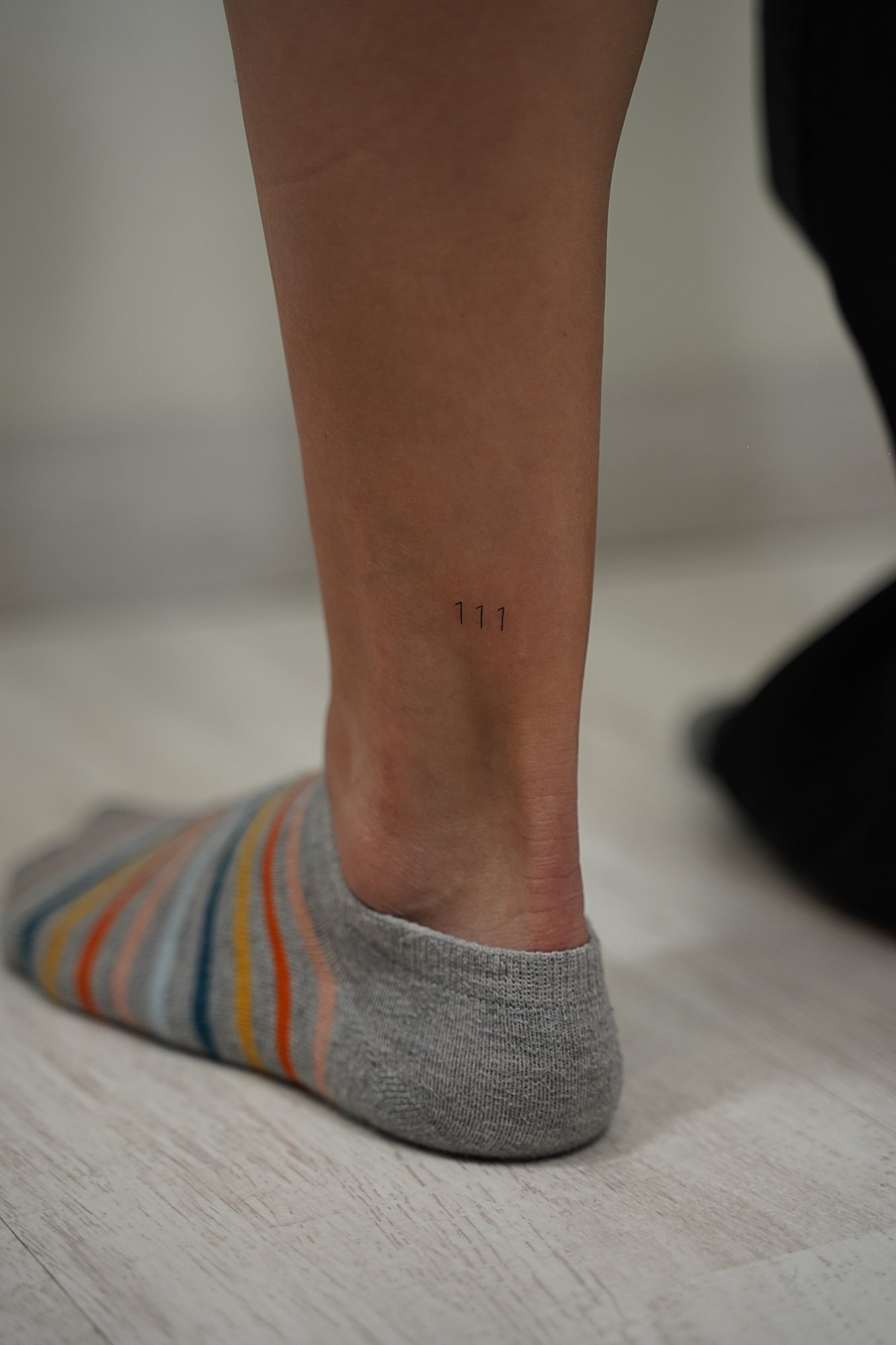 Tatuaje de frase amor propio en cadera, línea fina