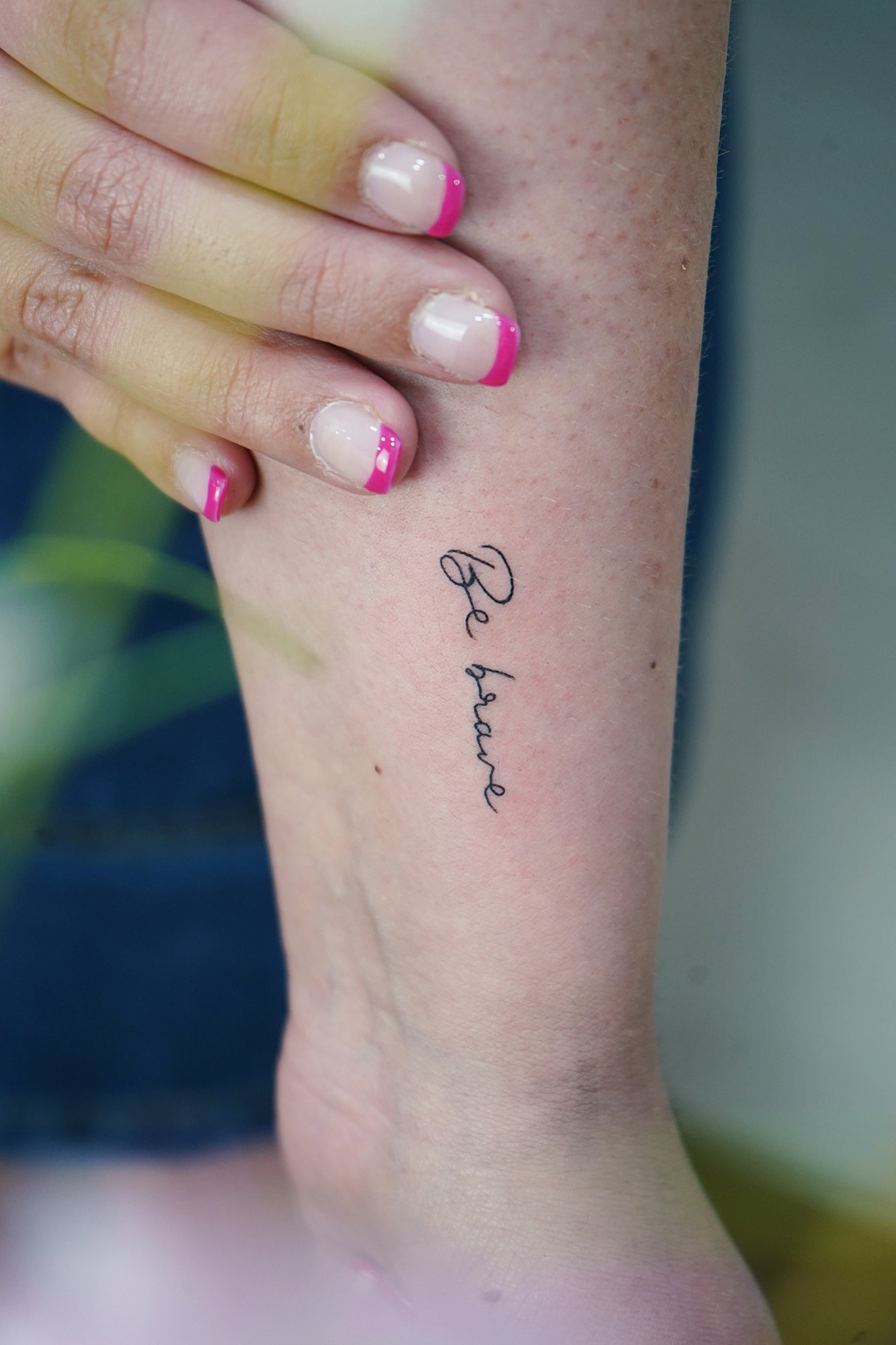 Tatuaje de frase be brave en muneca, línea fina