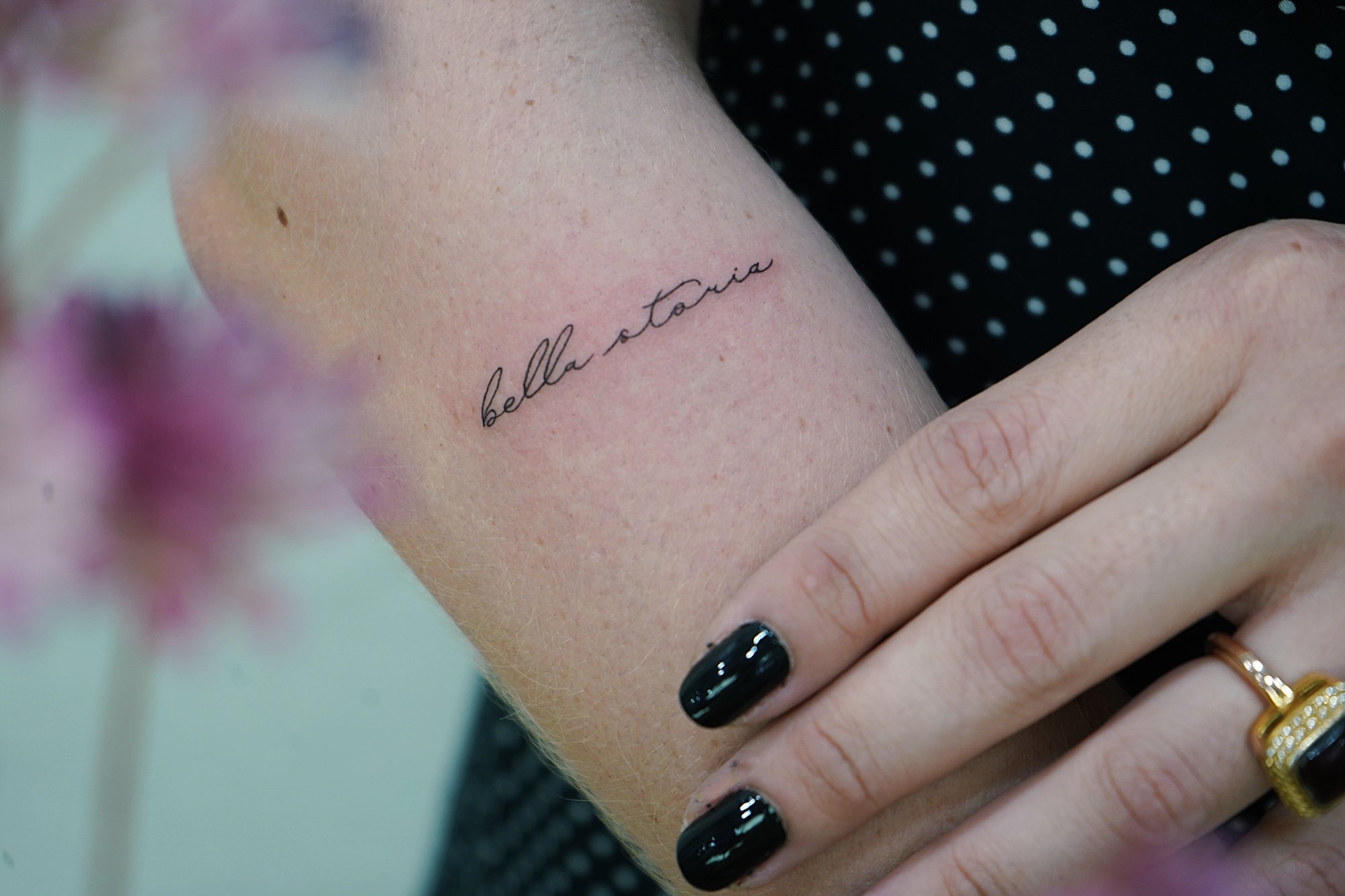 Tatuaje de frase bella storia en zona desconocida, línea fina