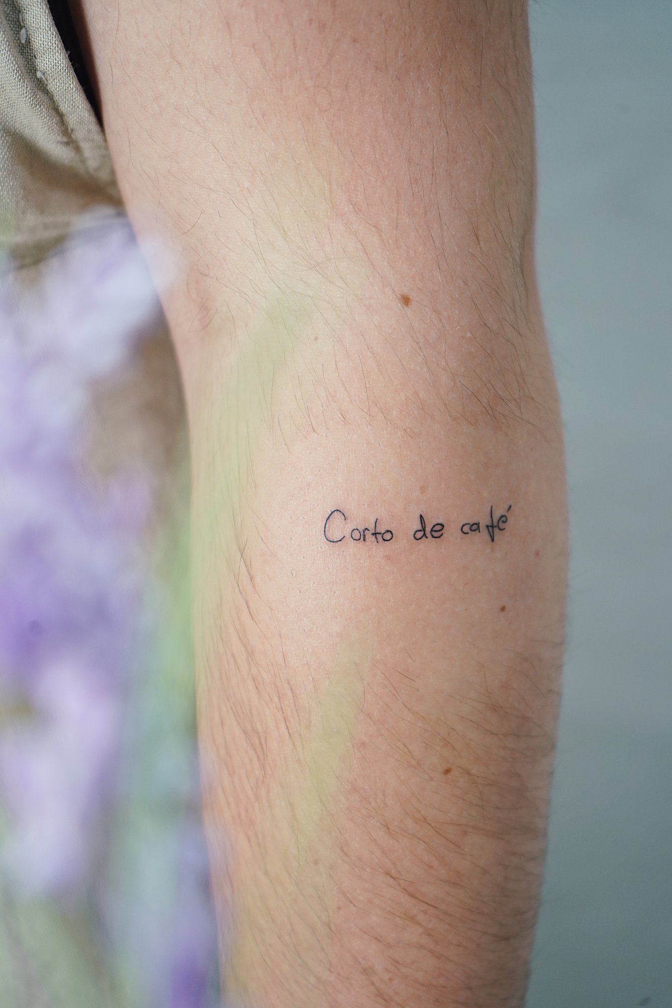 Tatuaje de frase cafe en antebrazo, línea fina