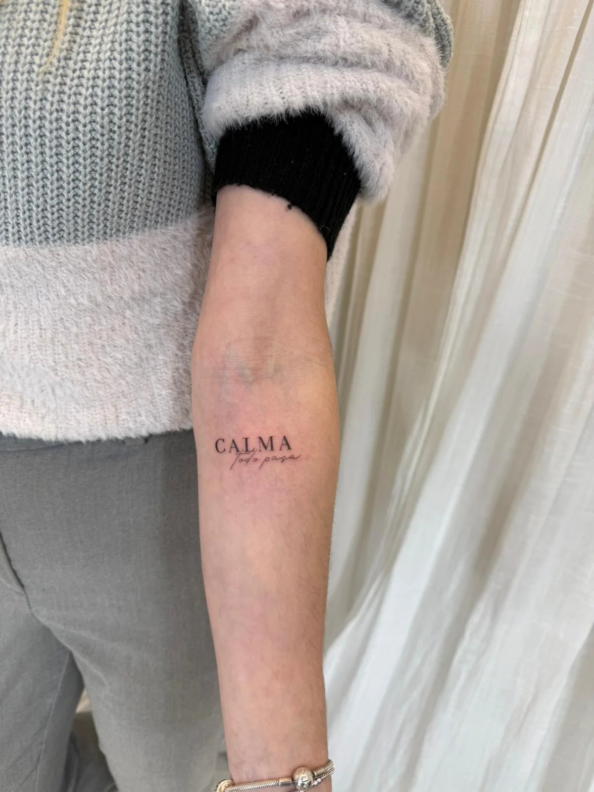 Tatuaje letras-frases frase calma cursiva antebrazo