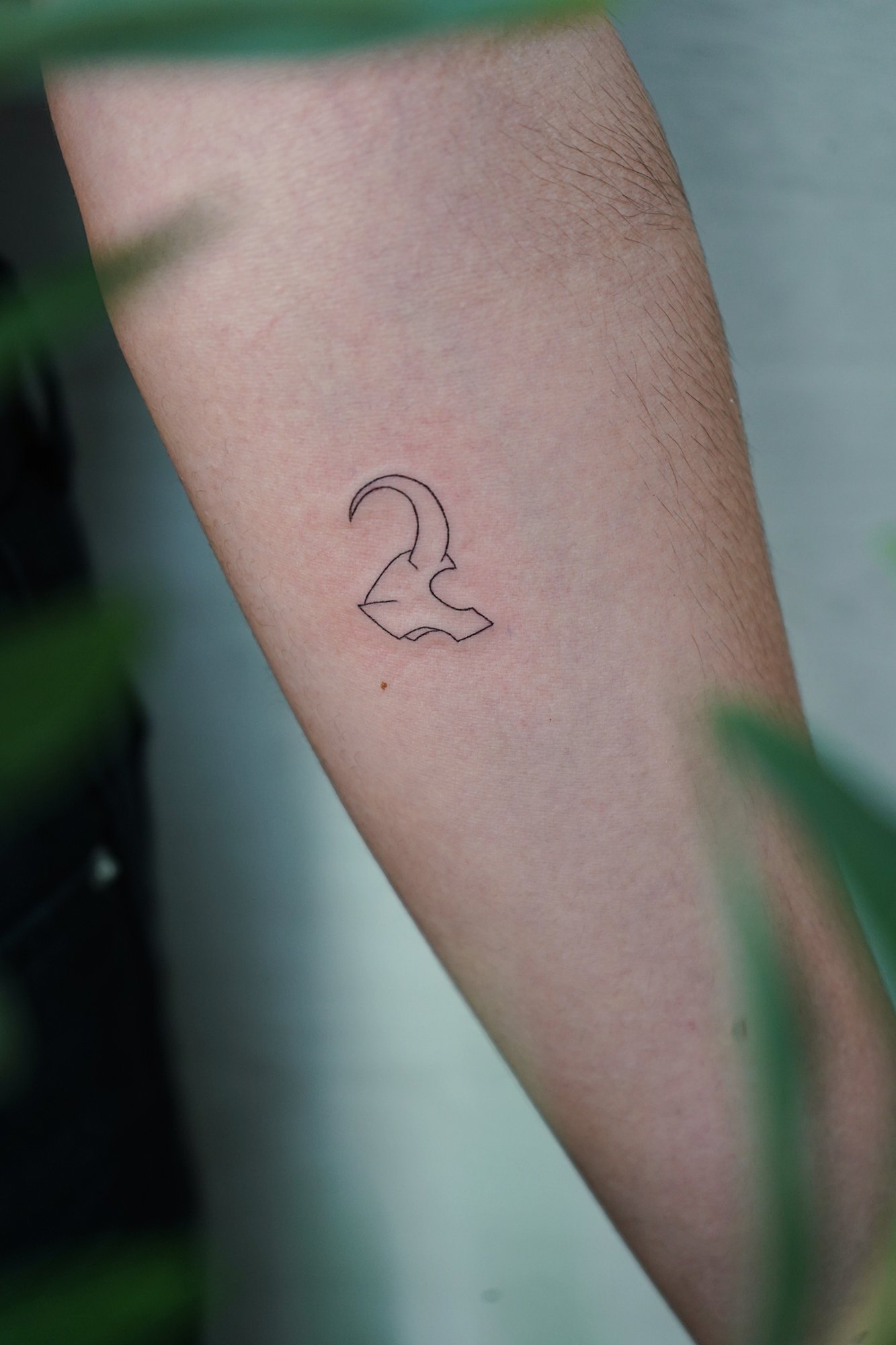 Tatuaje de frase cuchillo en costilla, línea fina