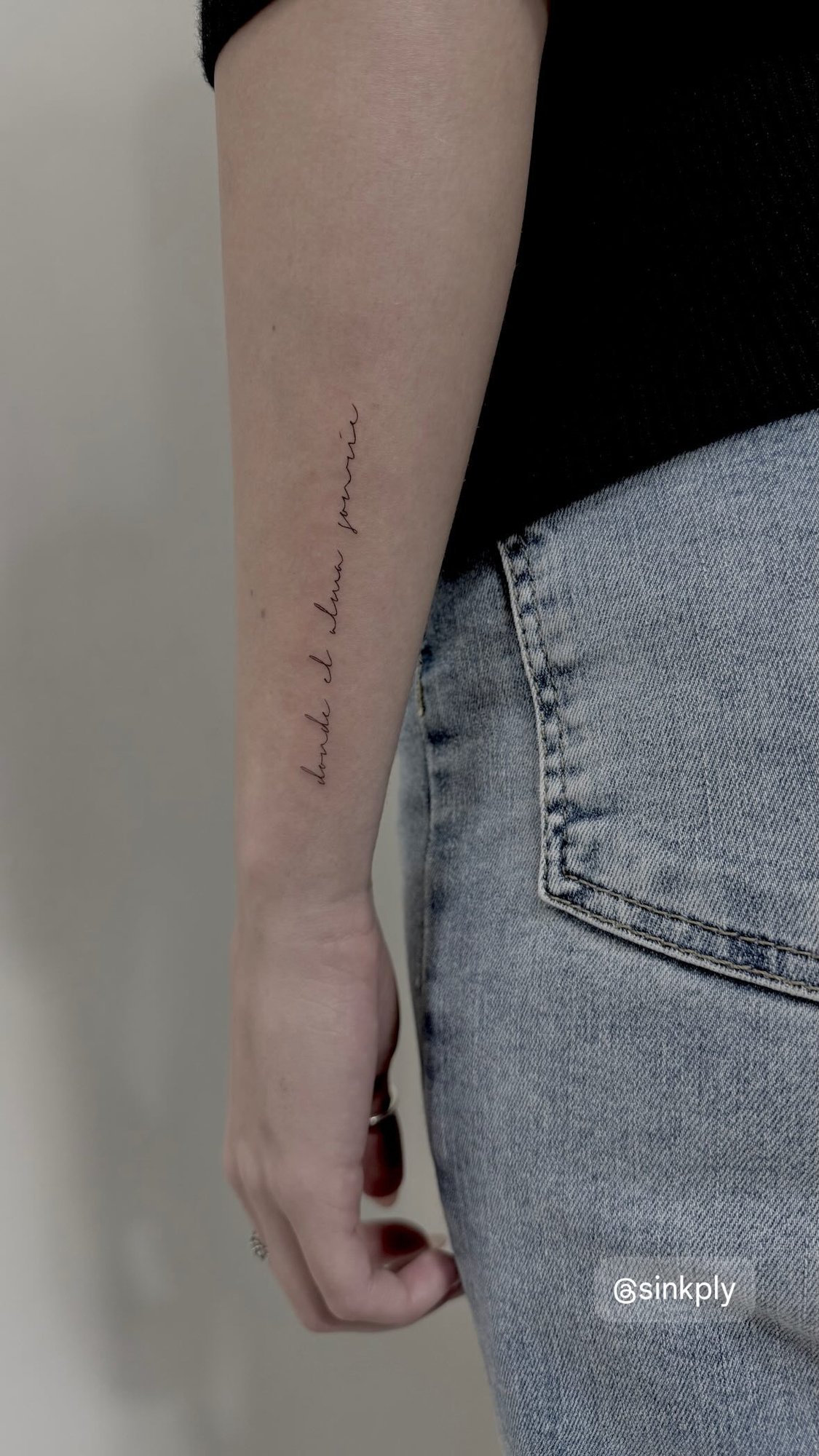 Tatuaje de frase cursiva donde el alma en antebrazo, línea fina