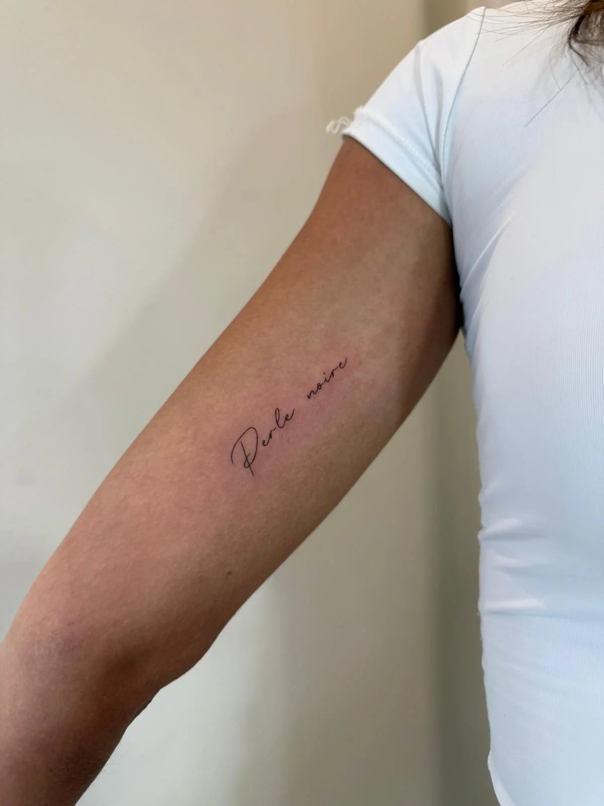 Tatuaje letras-frases frase cursiva elegante antebrazo