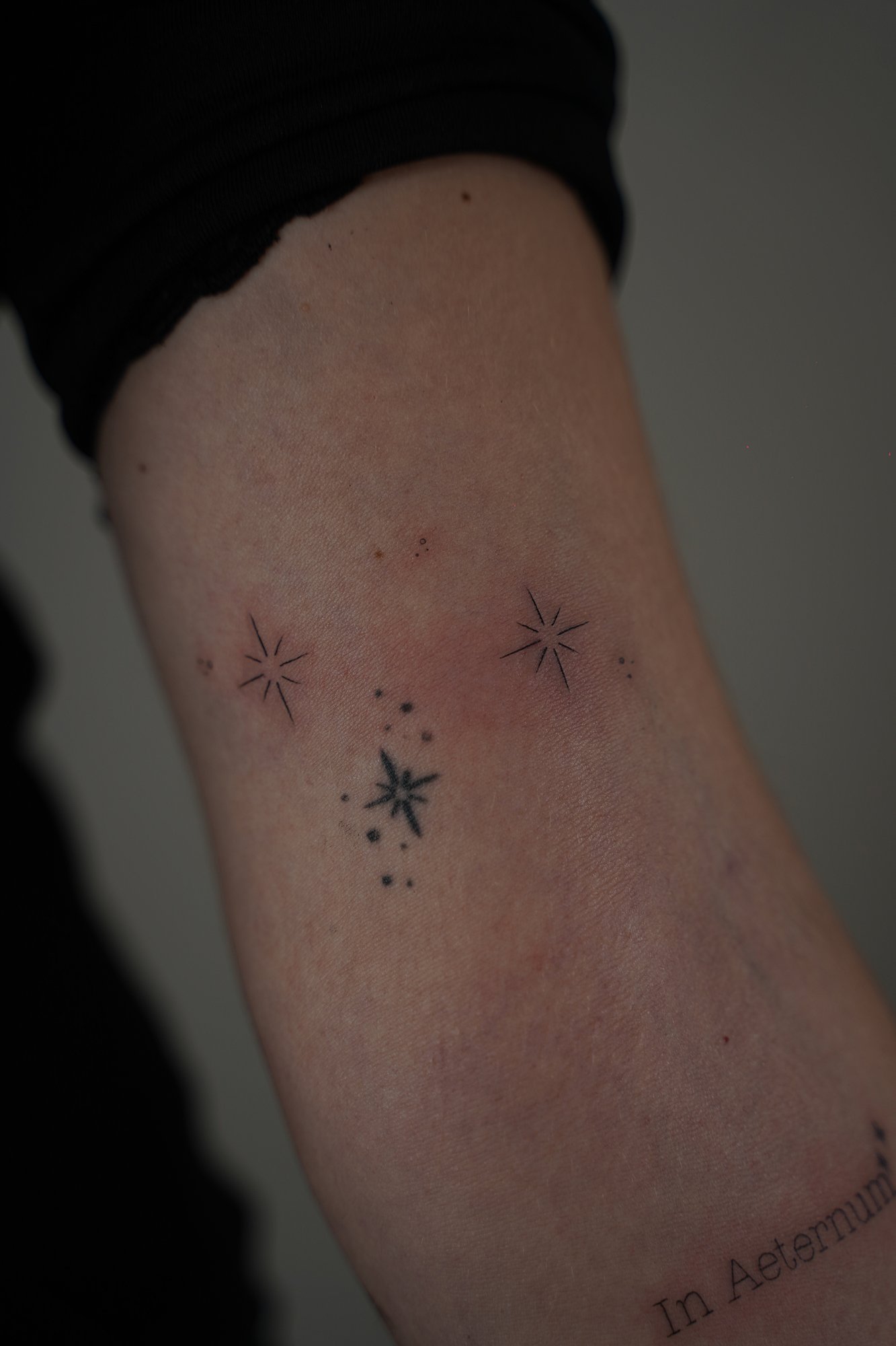 Tatuaje de frase cursiva mano en zona desconocida, línea fina