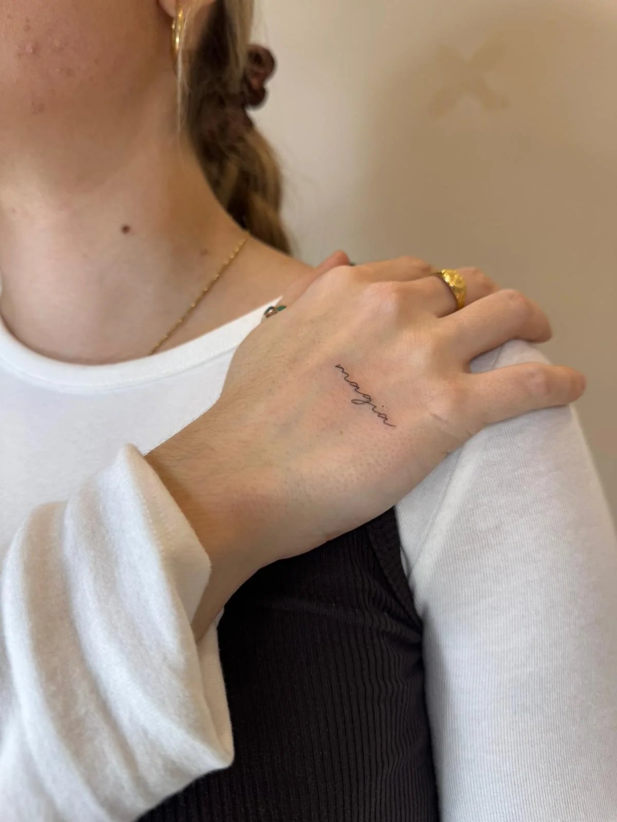 Tatuaje letras-frases frase cursiva muneca muneca