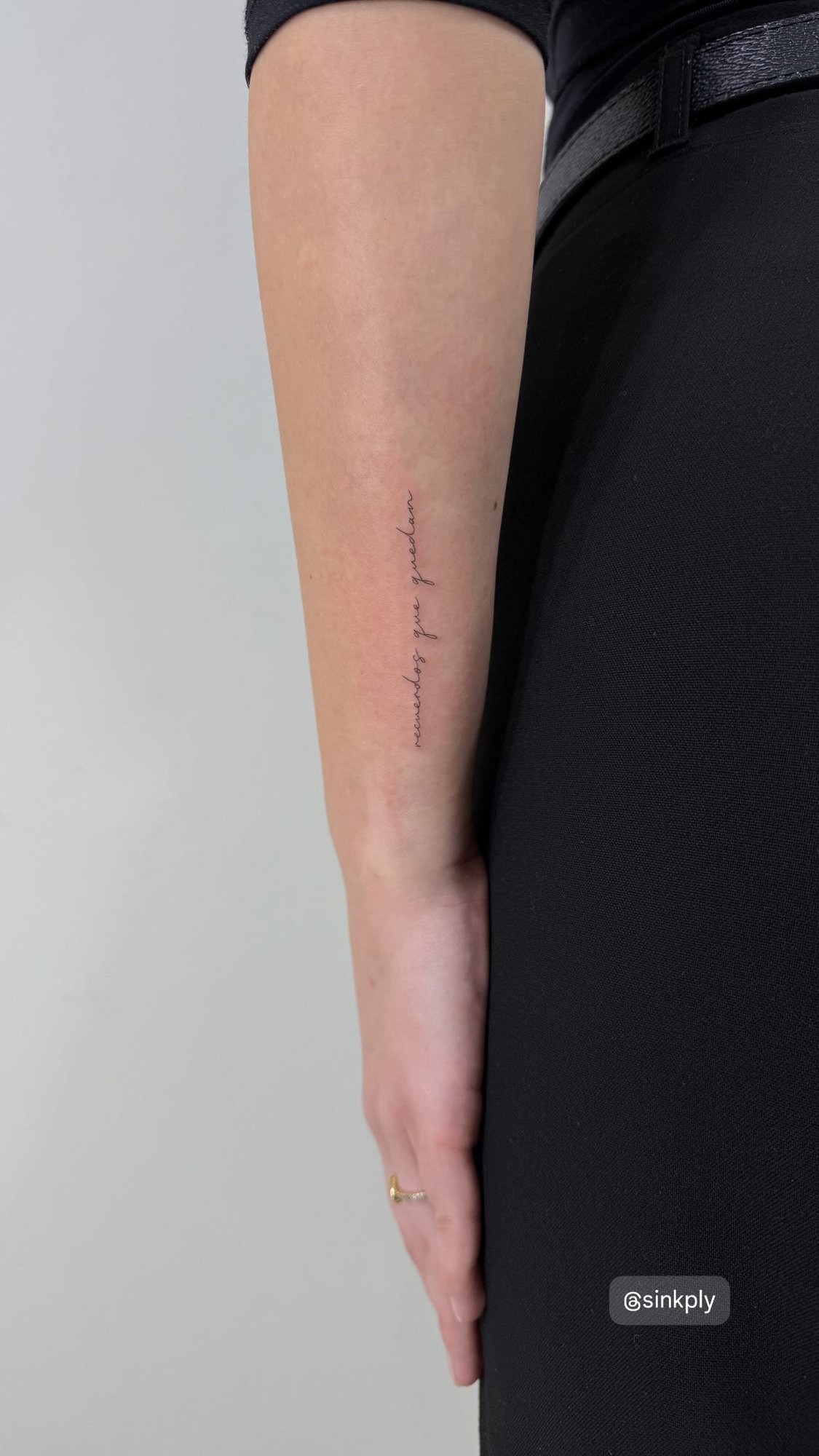 Tatuaje de frase cursiva recuerdos que qu en antebrazo, línea fina